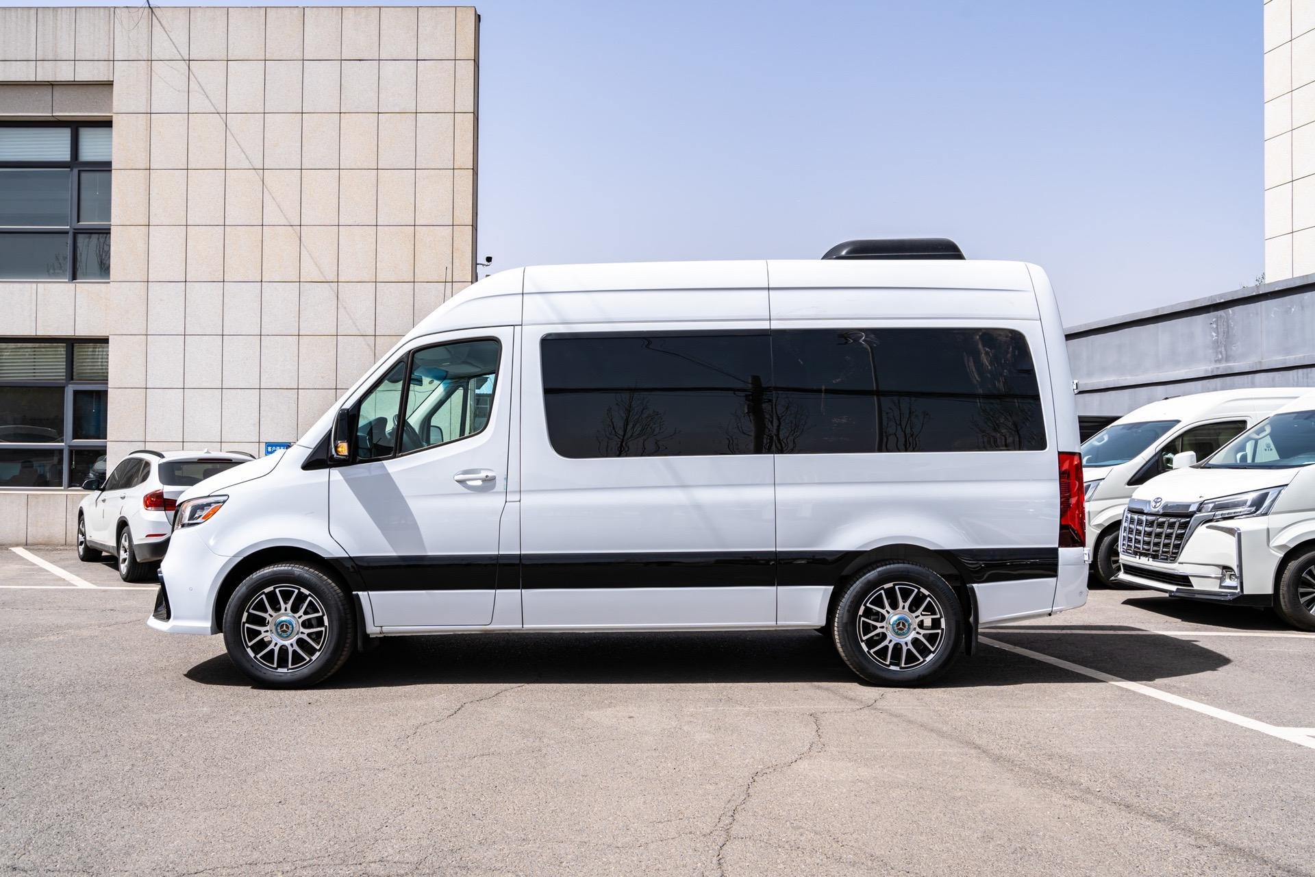 这款白色奔驰斯宾特商务房车,外观时尚大气,悬浮轮毂增添了几分动感.