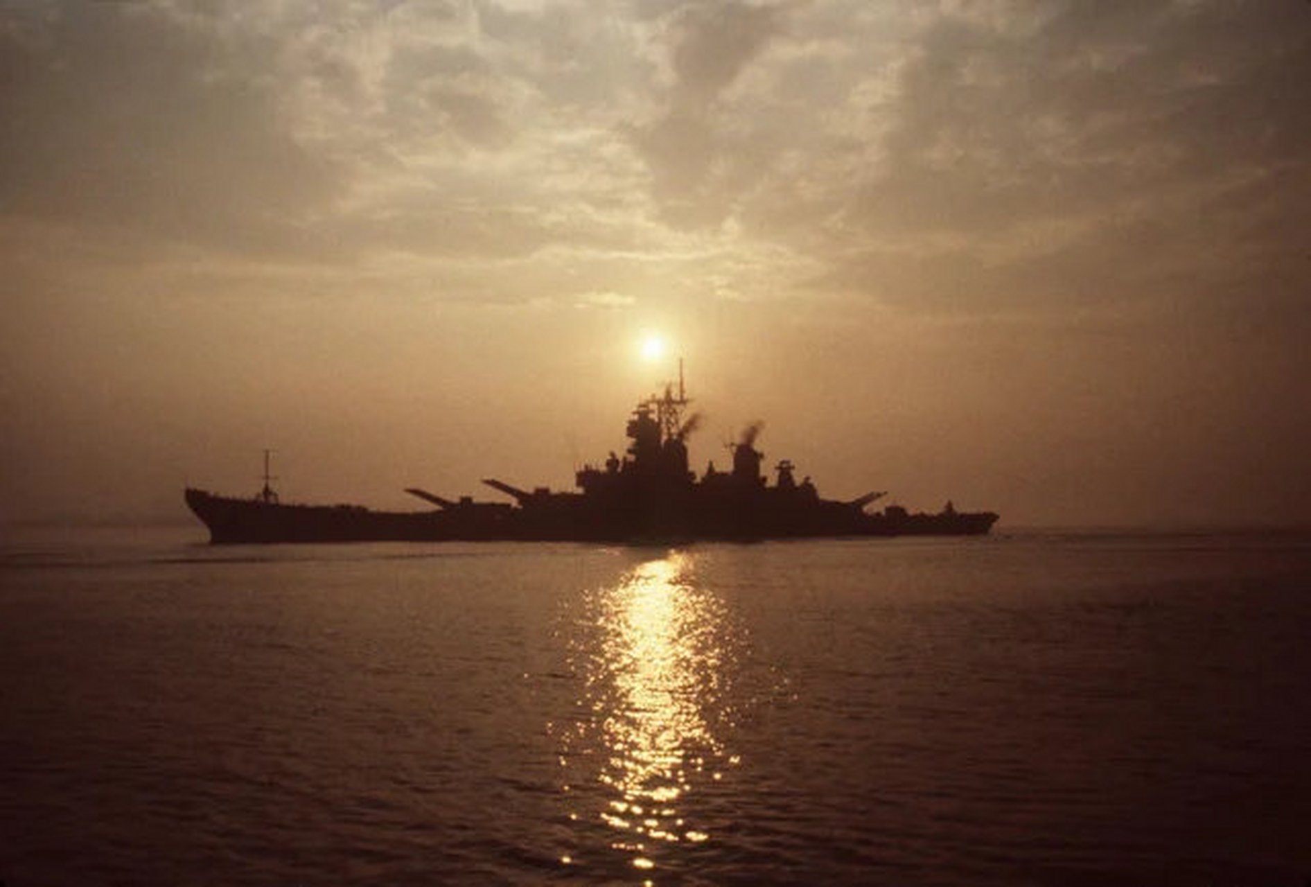 微博公开课# #趣聊军事圈# 夕阳下的衣阿华号战列舰