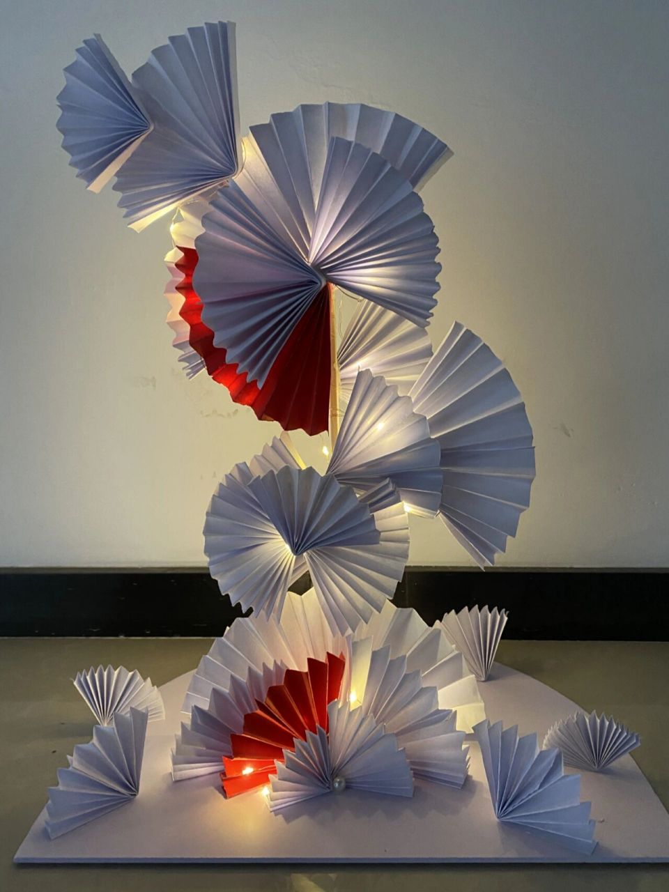 面的立体构成 主题:《扇之逸风雅韵》 材料:pvc底板,一根长木棒,卡纸