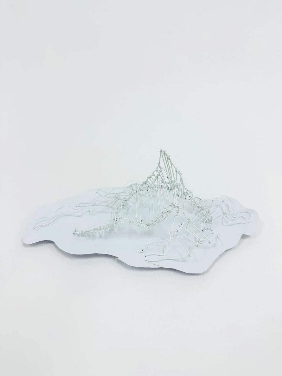 立体构成作业分享:雪山9015 这个作业是一座白色铁丝制作的雪山
