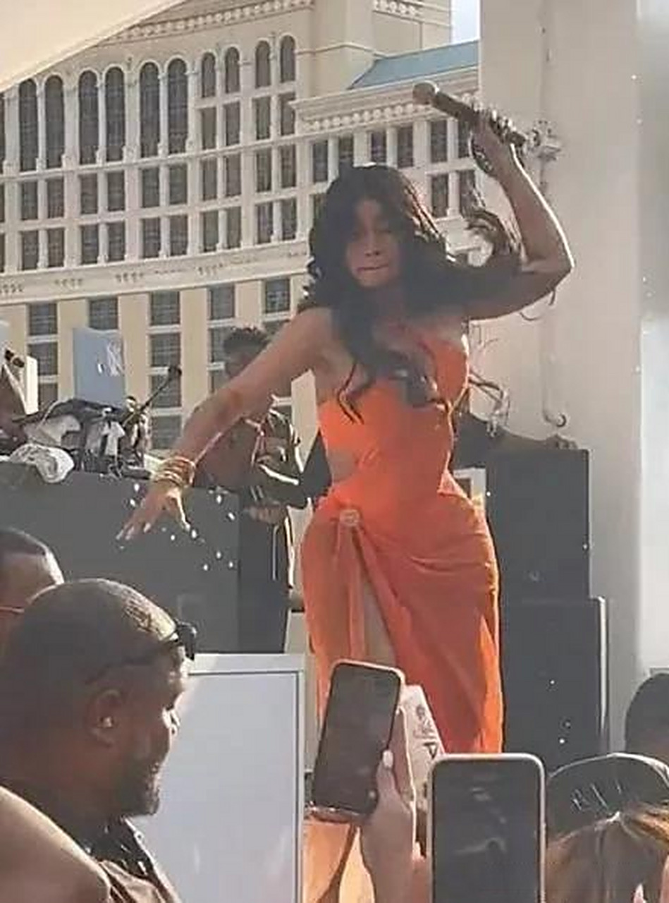 cardib扔话筒!泼水女子报案!8月1日,外媒爆料!