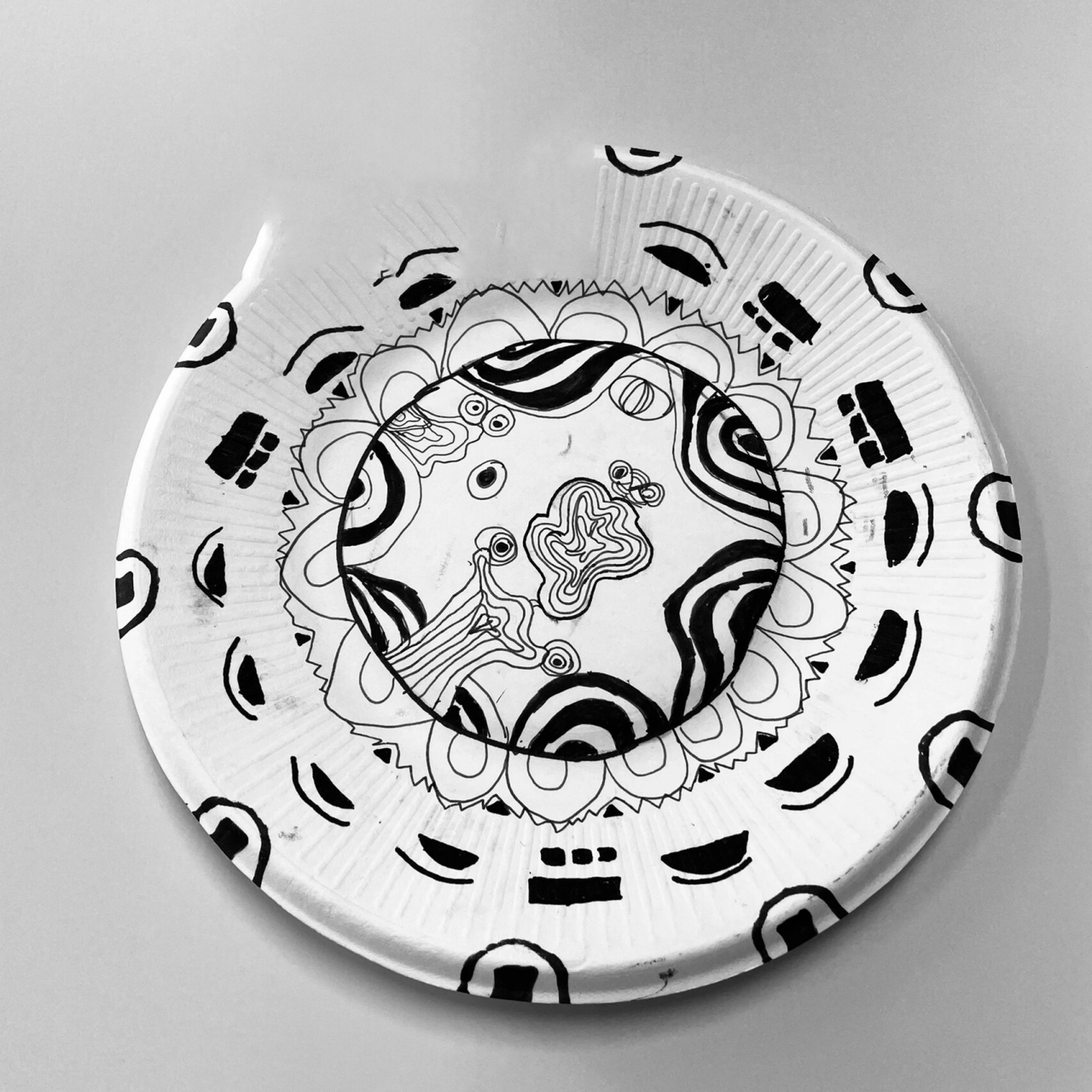 《漂亮的挂盘》点线面|黑白盘子画 孩子们的作品,点线面装饰盘子画,不