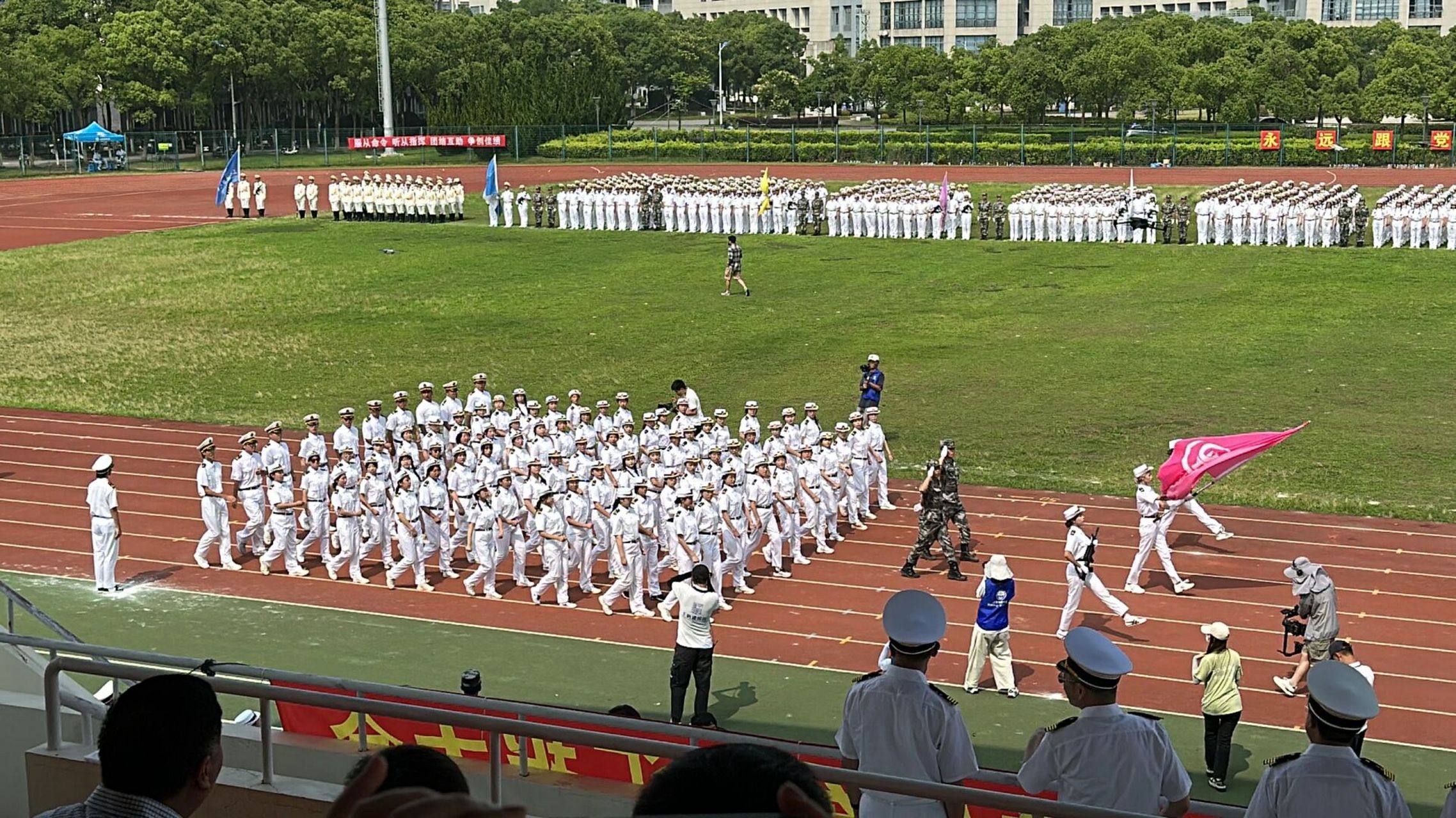 欢迎报考上海海事大学 校服还蛮好看的咧 军训 训鼠了.