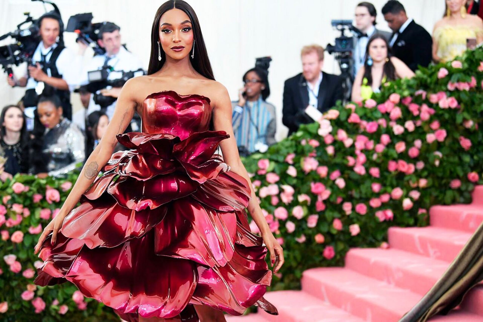 黑芭比jourdan dunn在met gala上的玫瑰花裙 黑人超模jourdan dunn在