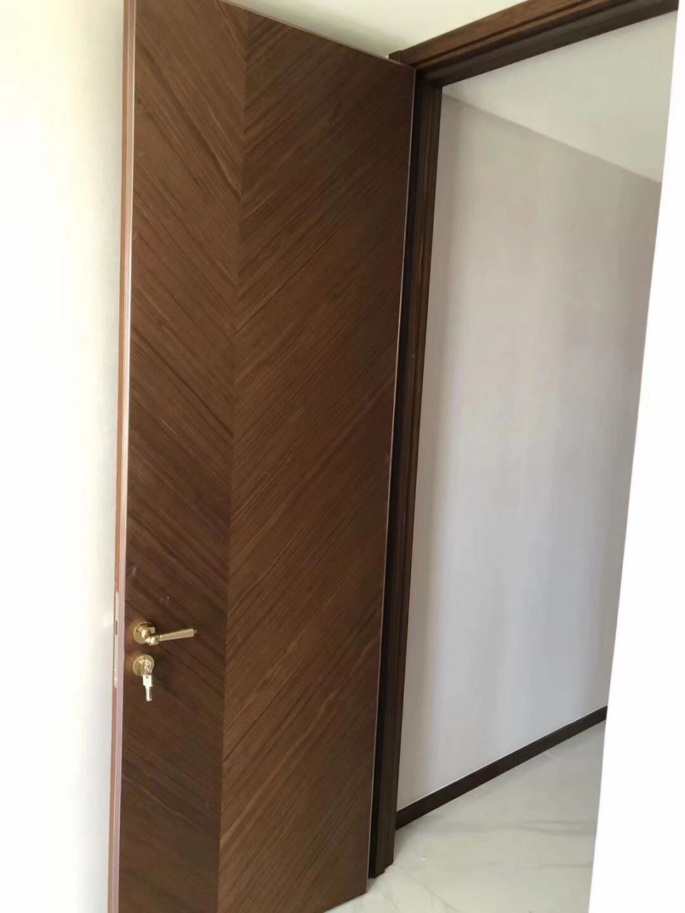 tata木门 拼花烟熏黑胡桃 高端 ph007烟熏黑胡桃  一门到顶安装现场