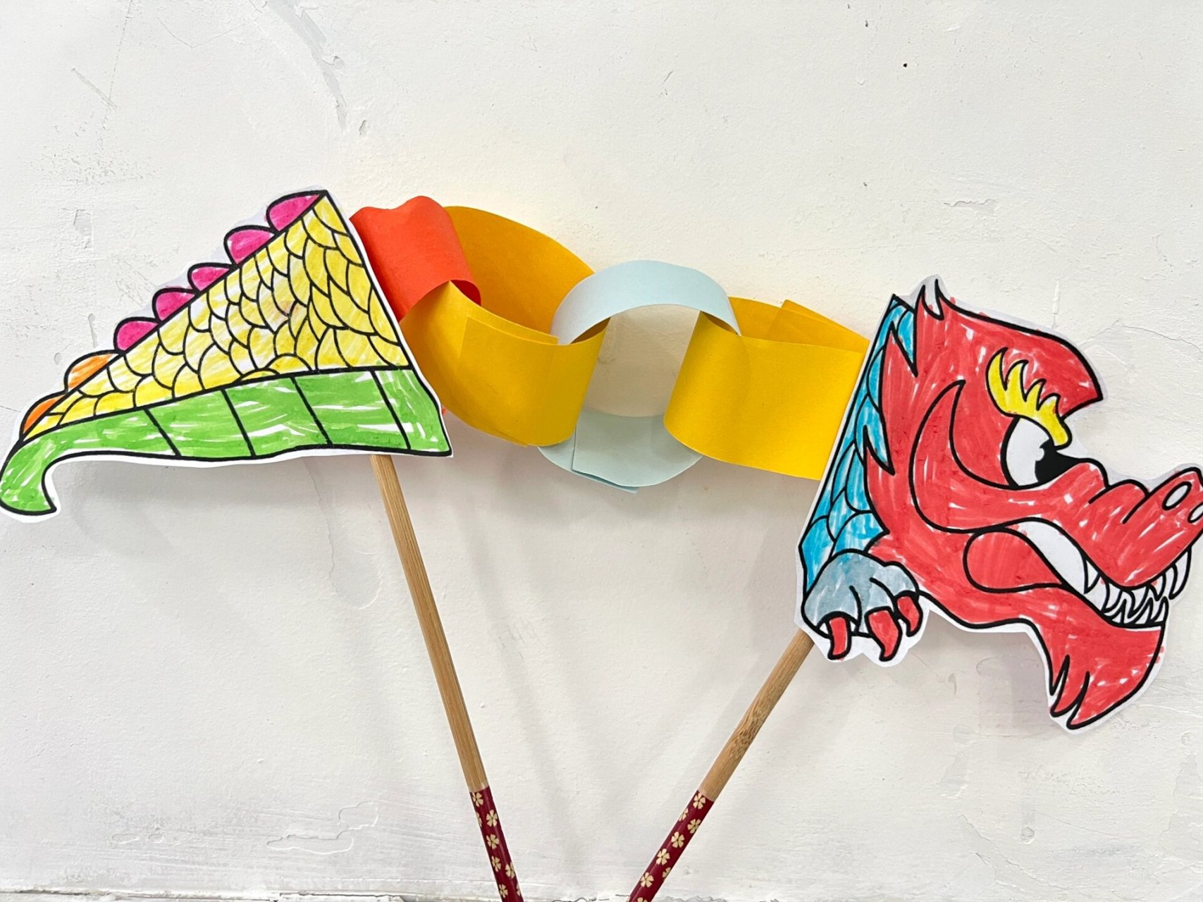 端午节 龙舟手工 材料准备:龙舟龙头,龙尾简笔画,一双一次性筷子,水彩