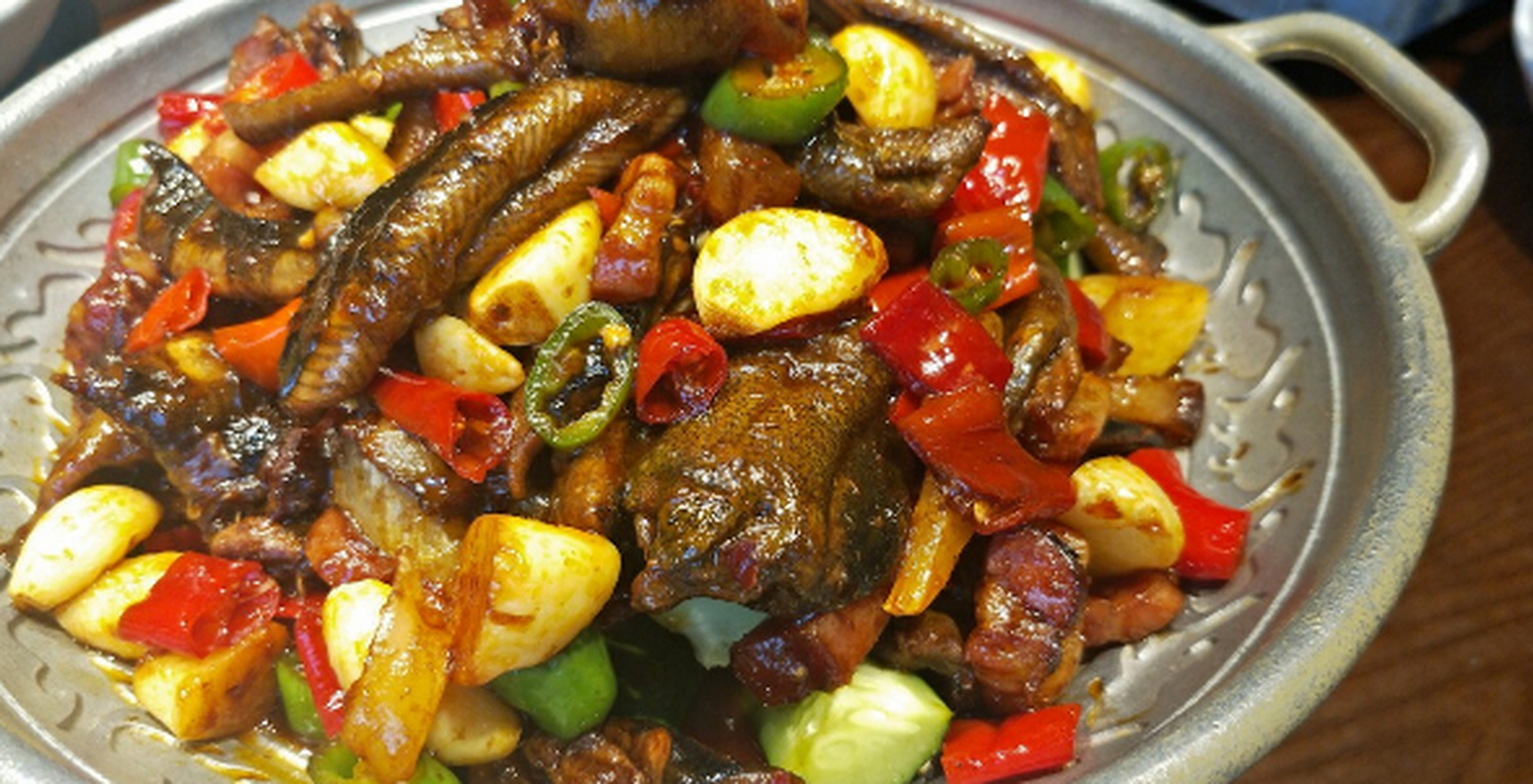 红烧鱼乔#美食##美食分享##湖北美食#  红烧鱼乔主料是用鳝鱼和猪