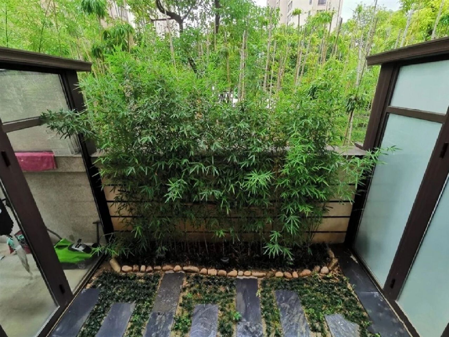 露台庭院栽上竹子,配上白色定制花箱,傍晚时分和亲朋好友坐在休闲花凳