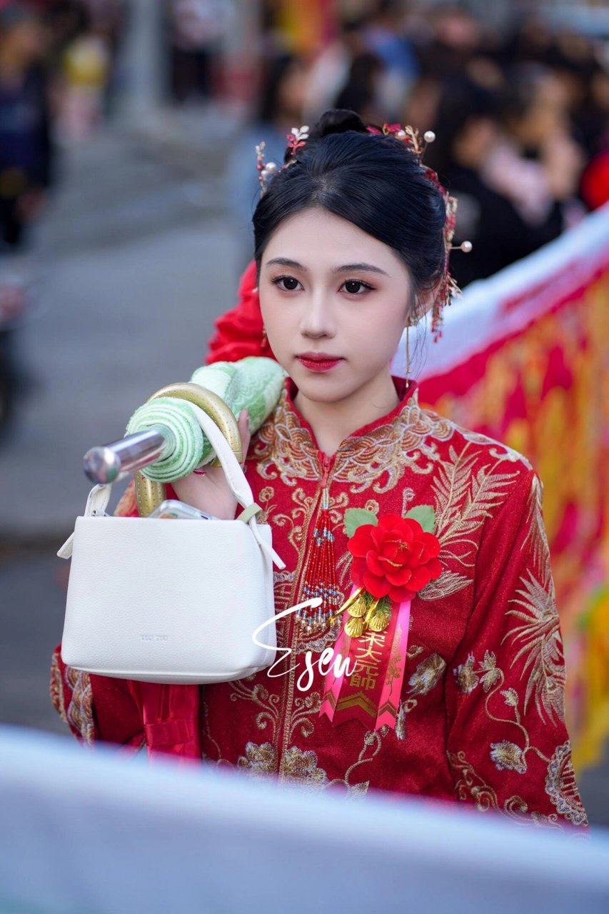 潮汕扛旗女孩 潮汕女孩抬旗是为了迎老爷,"老爷"在潮汕地区是指一个镇