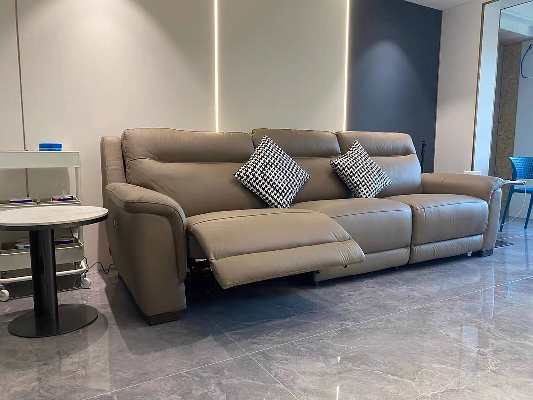 芝华仕头等舱沙发 型号10202 杏灰色,高级感十足 三人位两侧电动,单人