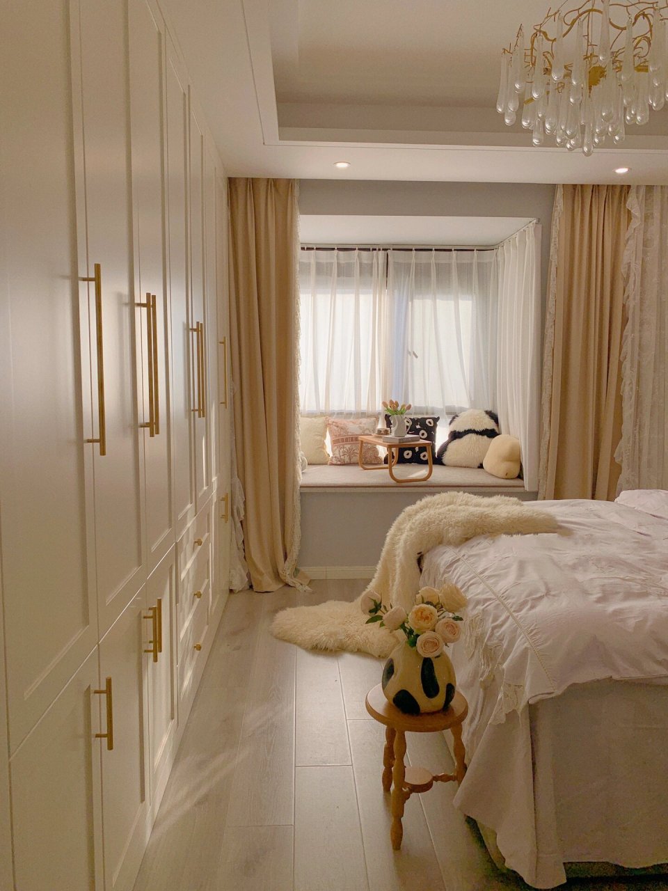 把衣柜放床尾78卧室这样装好喜欢93 嗨～欢迎来到依萌的家,今天给