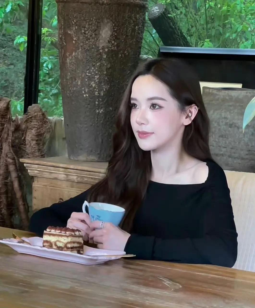 网红迅猛龙的头肩比好奇怪啊!肩膀好像太窄了?