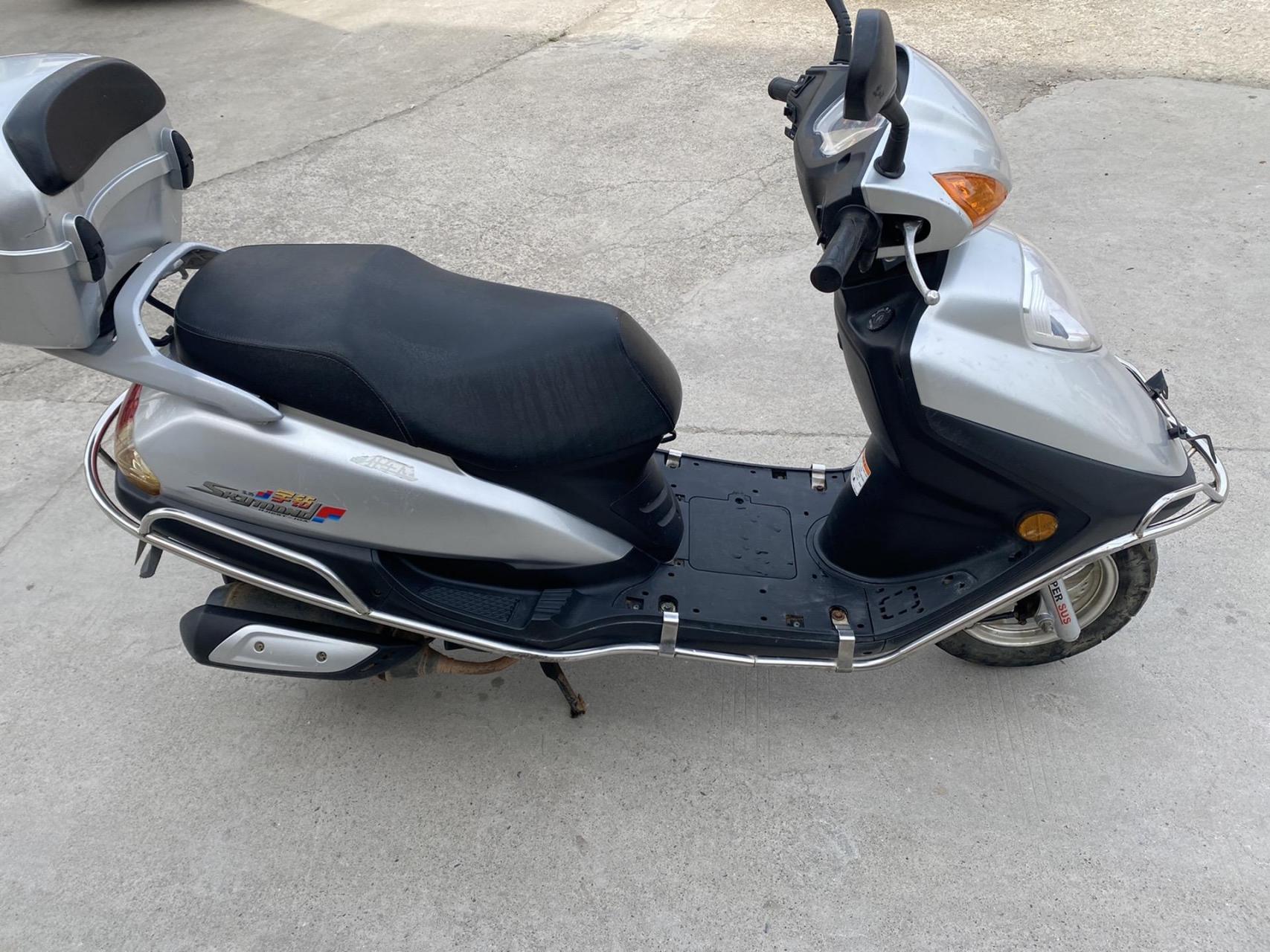 豪爵宇钻125踏板摩托车,一万多公里原车轮胎,发动机声音小蜜蜂,要的来