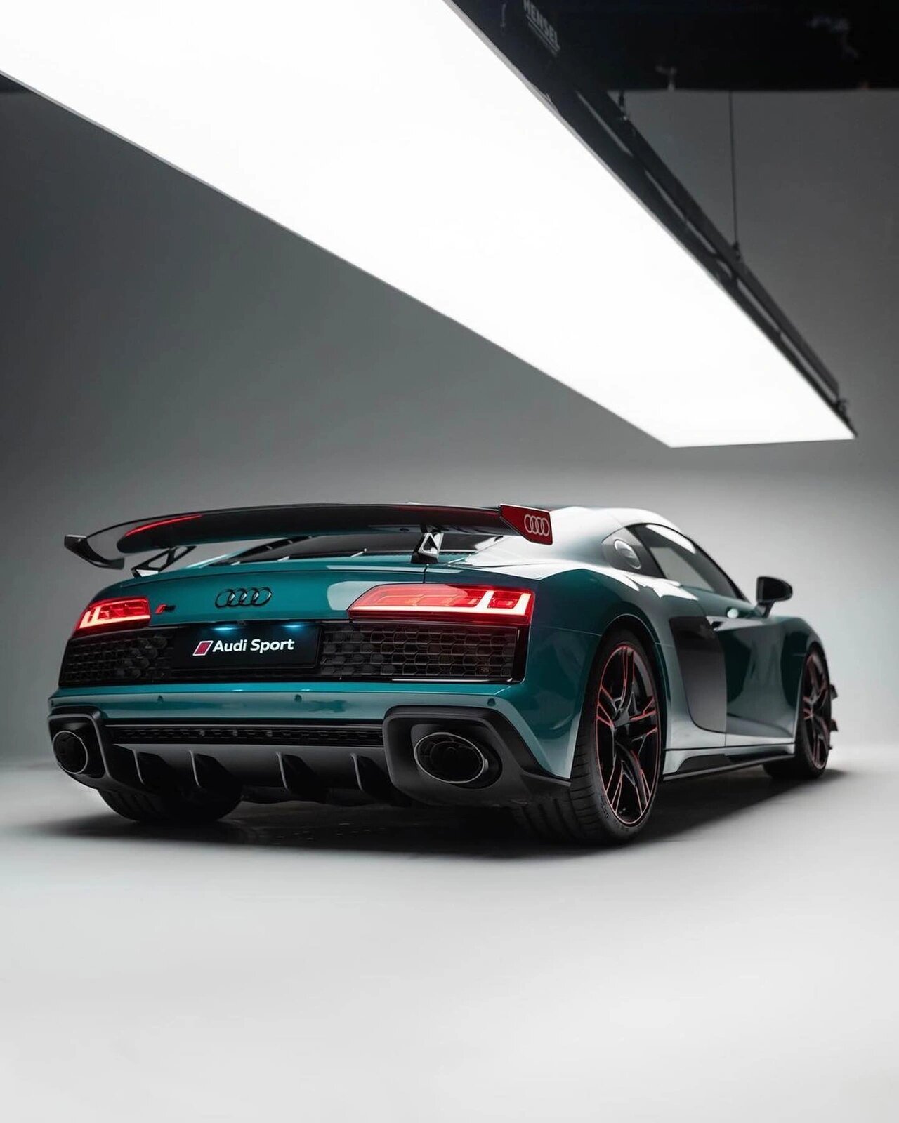 想听听v10引擎的咆哮声 奥迪r8 地狱绿 奥迪r8可以说是bba在超跑领域