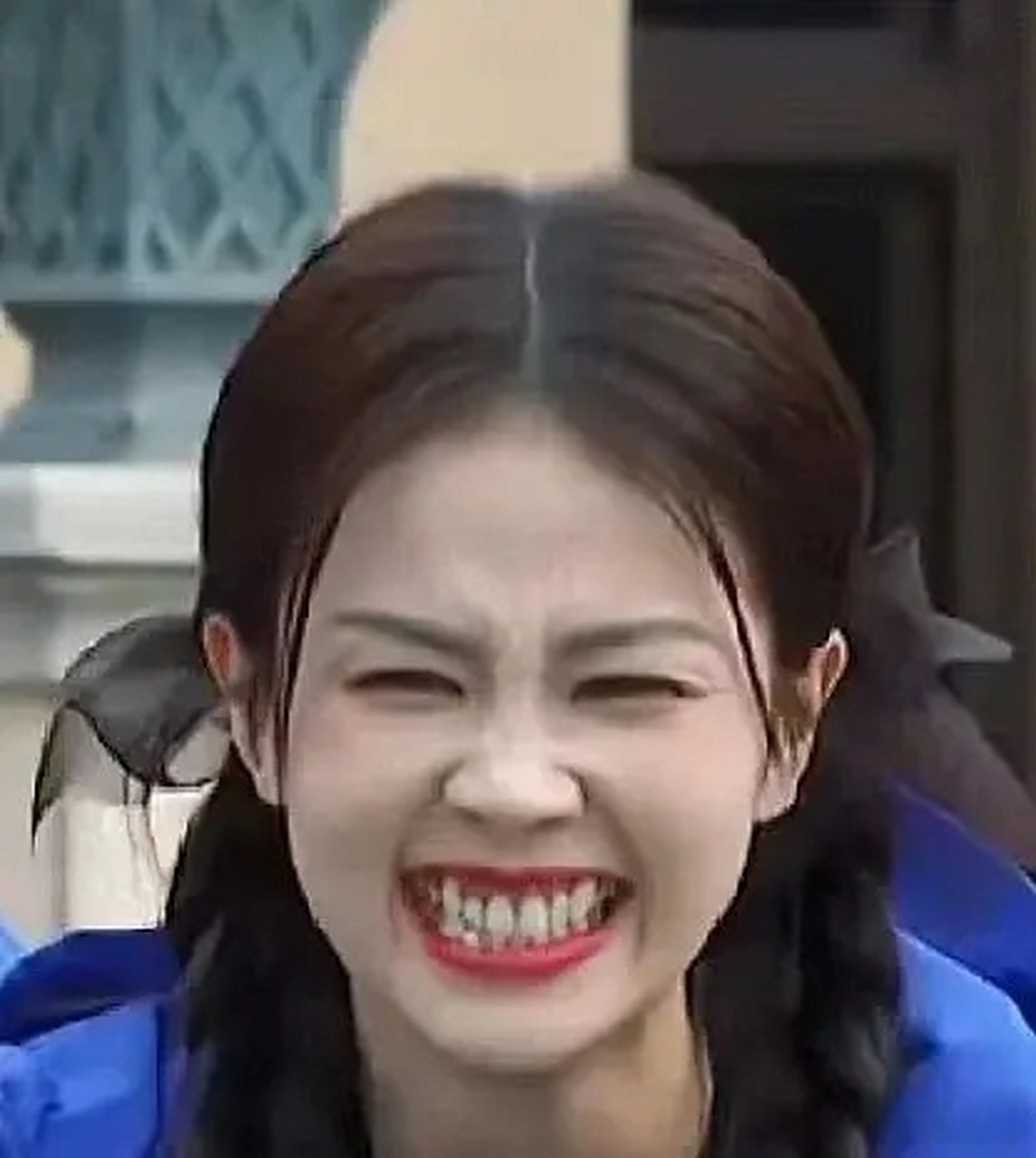 白鹿有个很牛的技巧就是,大笑起来牙齿可以全部露出来,甚至牙龈都可以