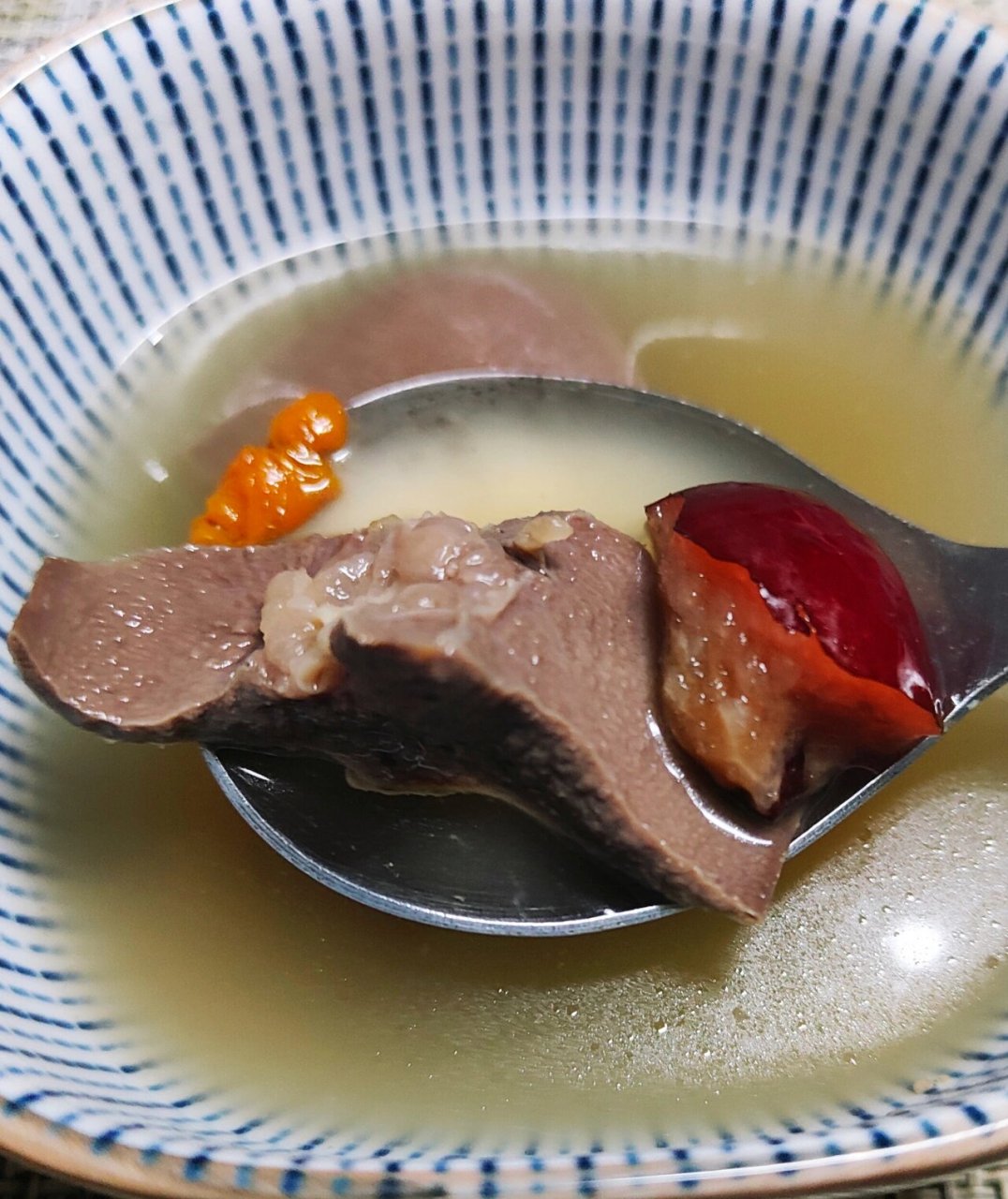 枸杞猪脾汤 天冷了人也就懒洋洋的 一口热汤下去人也就精神了 从小