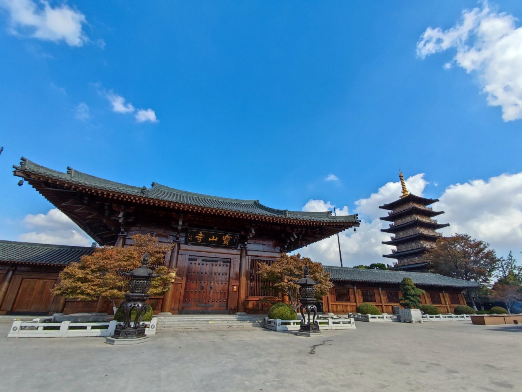 年移地重建,按传统"伽蓝七堂式"布局,以唐式宫殿风格重建上海宝山寺