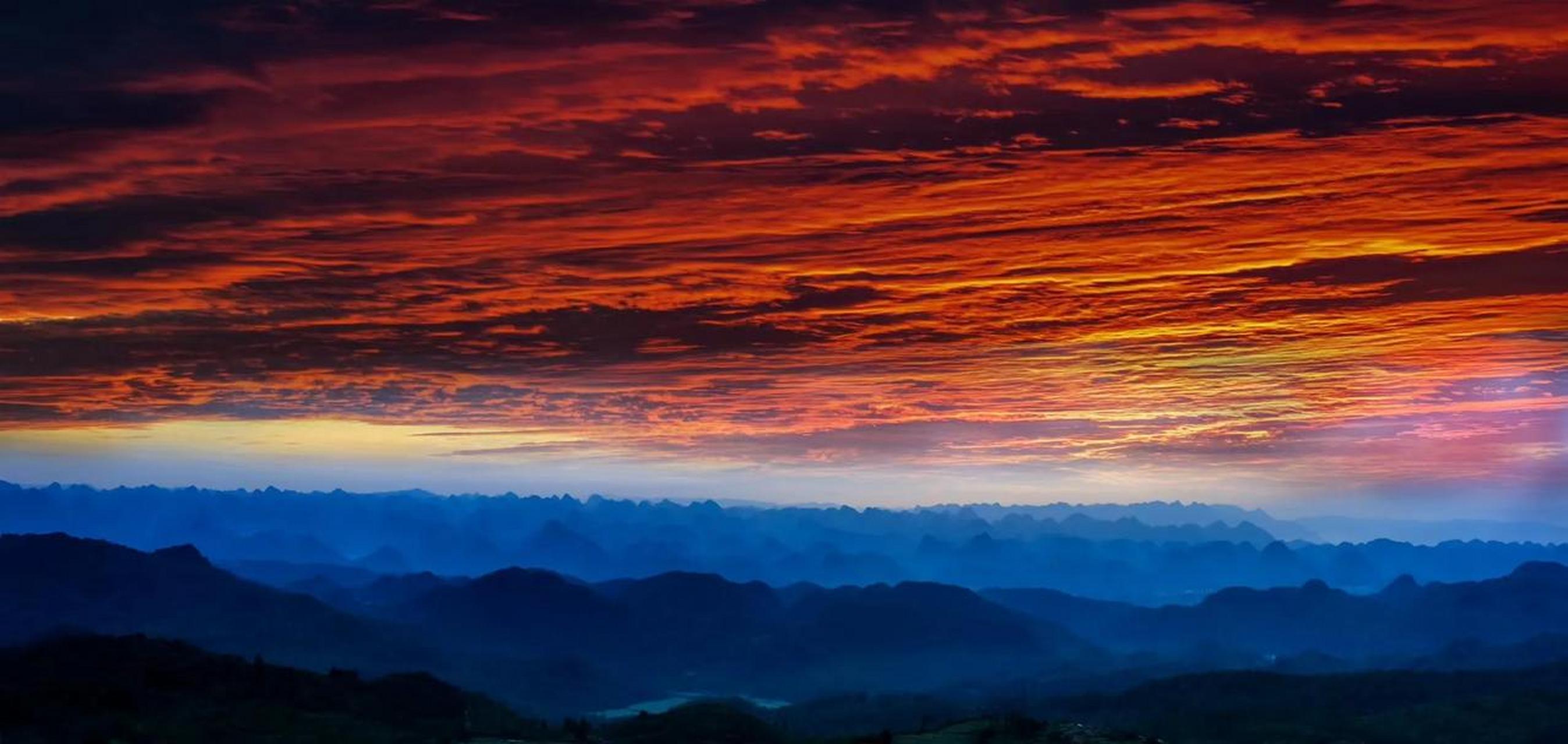 青山巍峨朝霞红,地点:云南棠梨凹十万大山.惊鸿落日云海 晚霞红清风