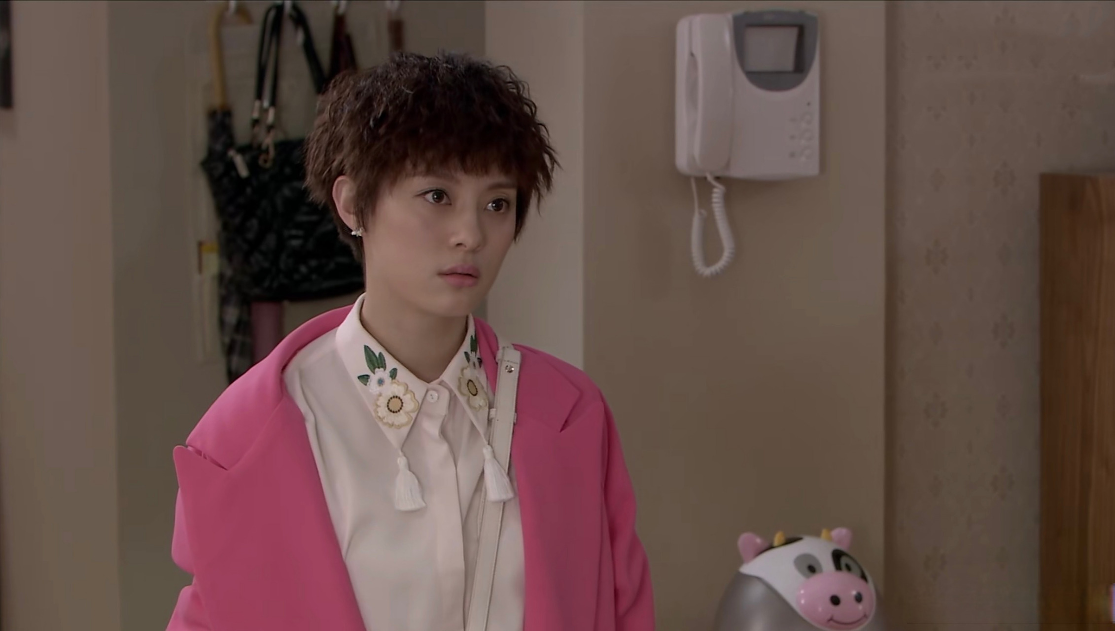 小辽剧好看##电视剧辣妈正传在辽宁卫视开播# 夏冰回到家,思前想后打