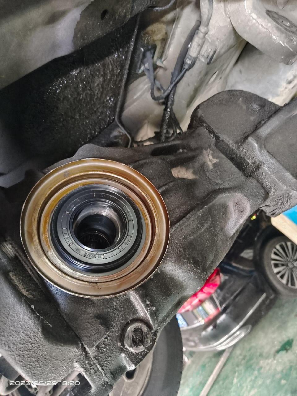 奔驰威霆更换后半轴油封,传动轴差速器油封,更换变速箱油