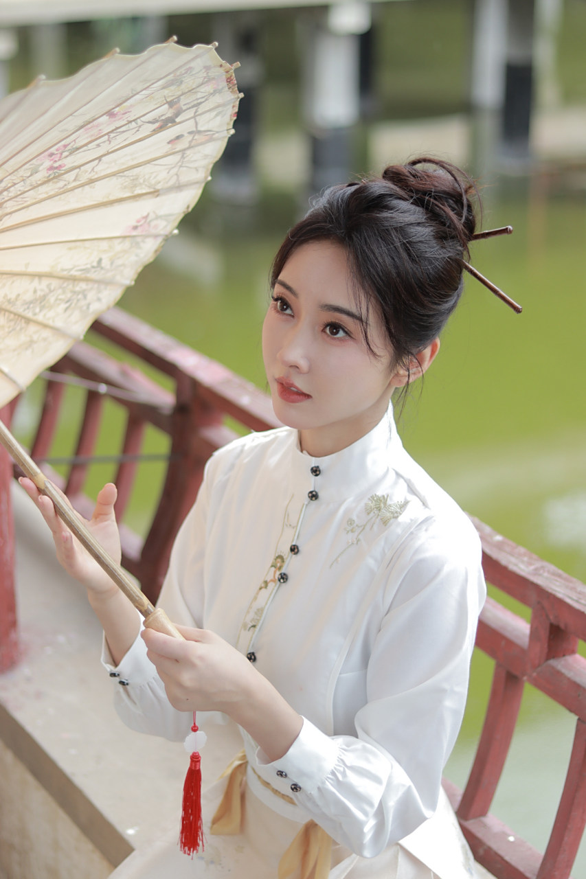 宣璐国风撑伞写真大片:执伞漫步,凭栏听雨,传承国风之美