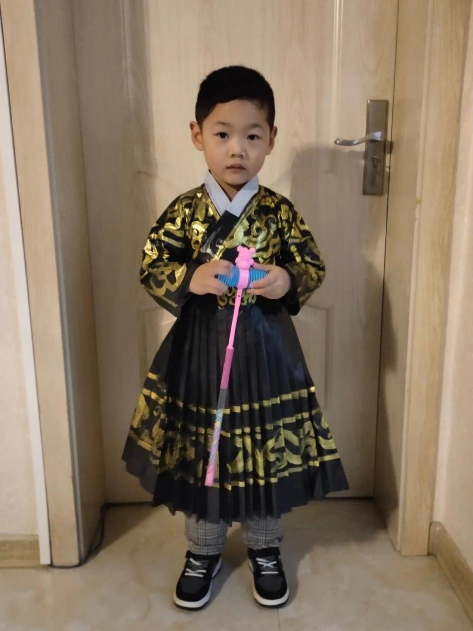 男宝环保时装秀,塑料袋汉服 接到老师的消息就开始考虑材料,小男孩