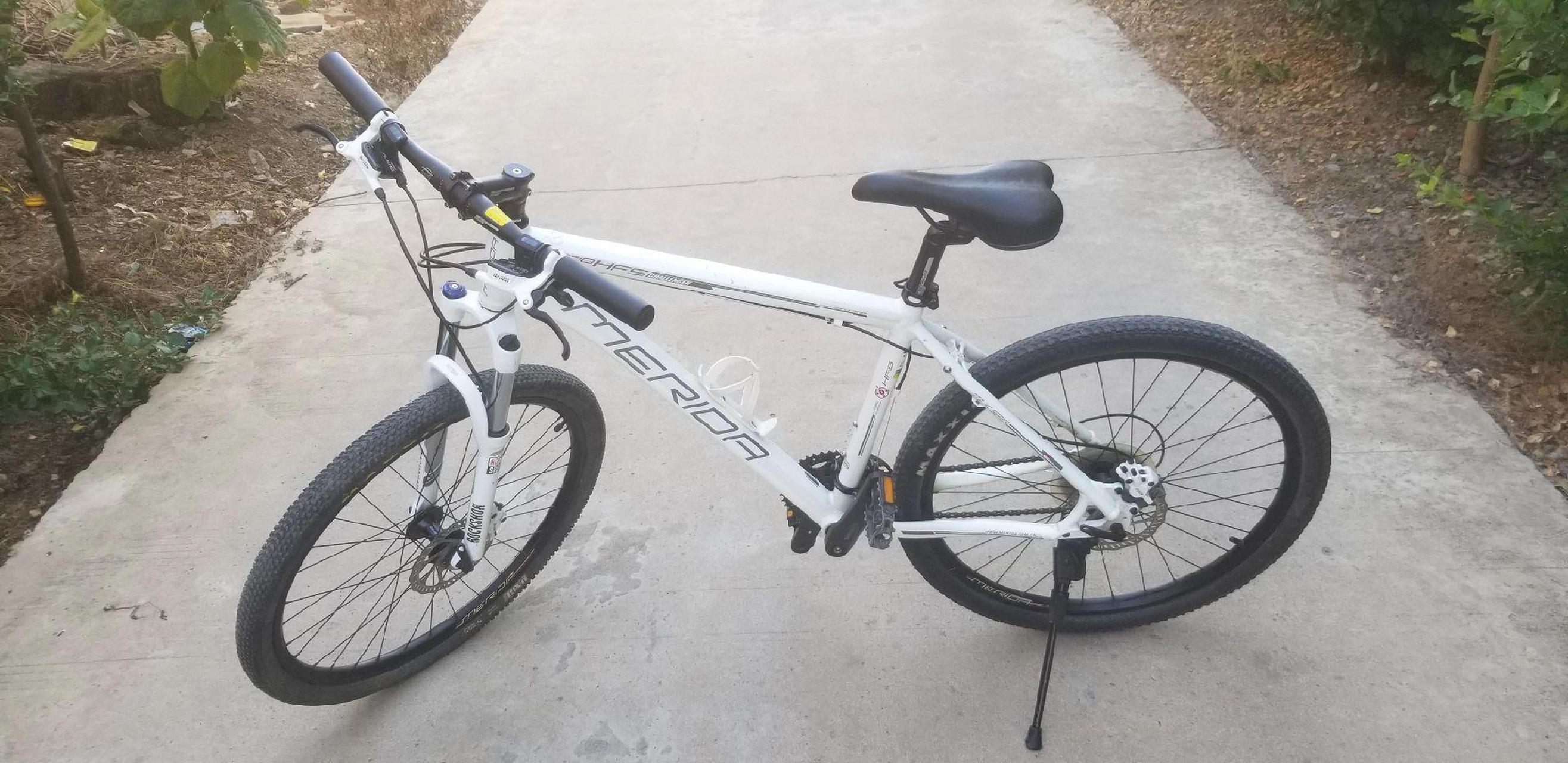 美利达hfs挑战者300油压山地车,品相如图拍摄,成色不错/整车保养好/全