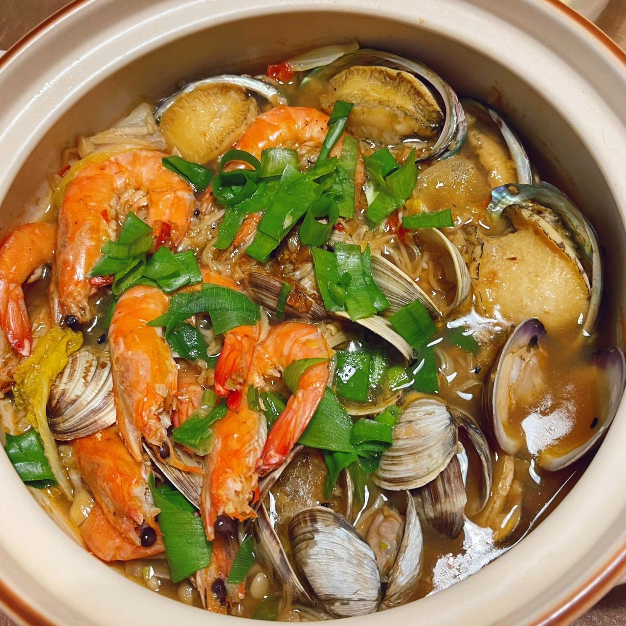 今天给老公过生日,在家做了个海鲜煲,一次成功 	 准备材料:鲍鱼4个,虾