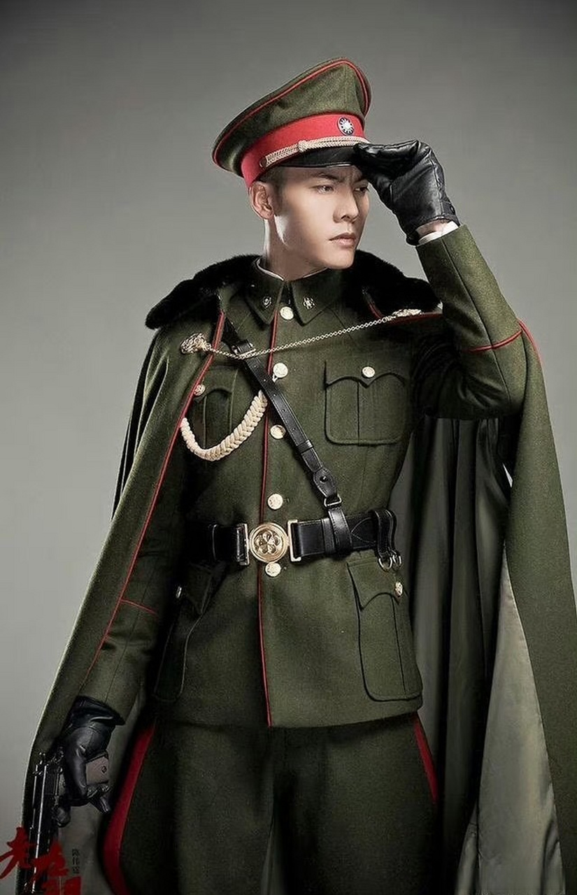 最近看陈伟霆新剧照亮你,每一套消防员造型都好帅!