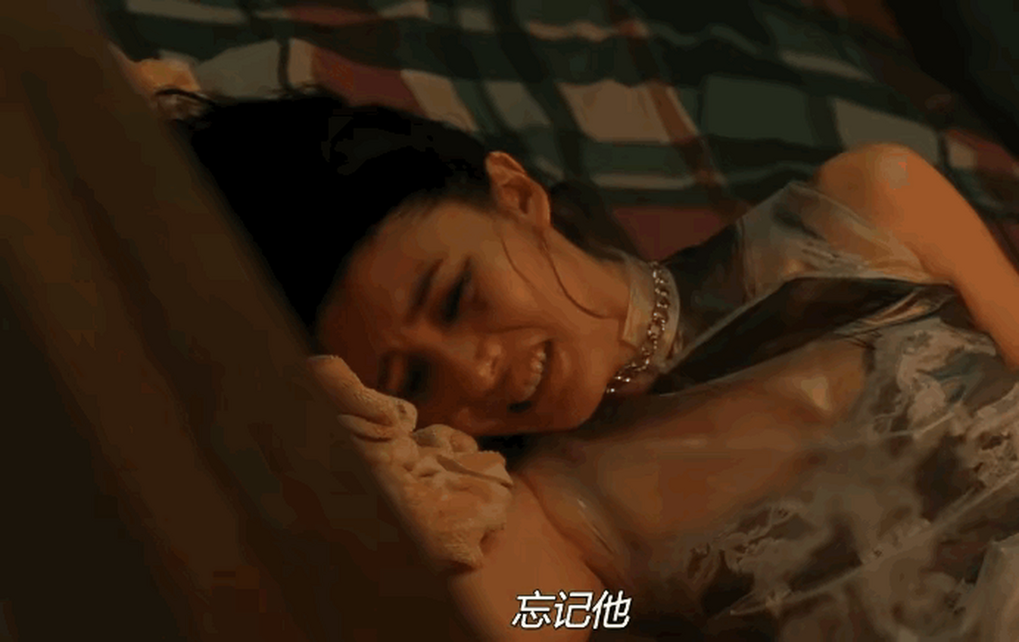 李嘉欣拍这段哭戏的时候,刚开始是趴在床上哭,但是王家卫对她说:"嘉欣