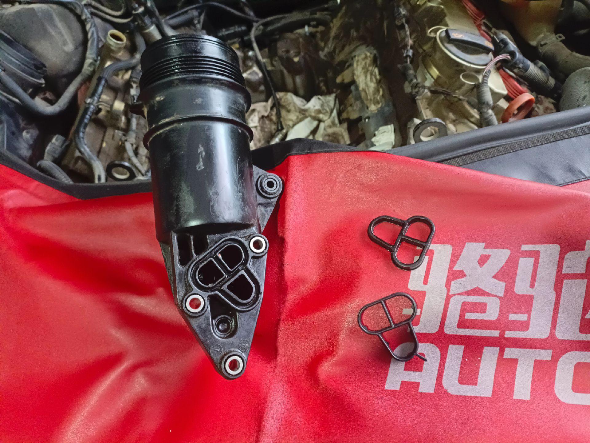 奥迪a6/2.4更换油水分离器机滤底座