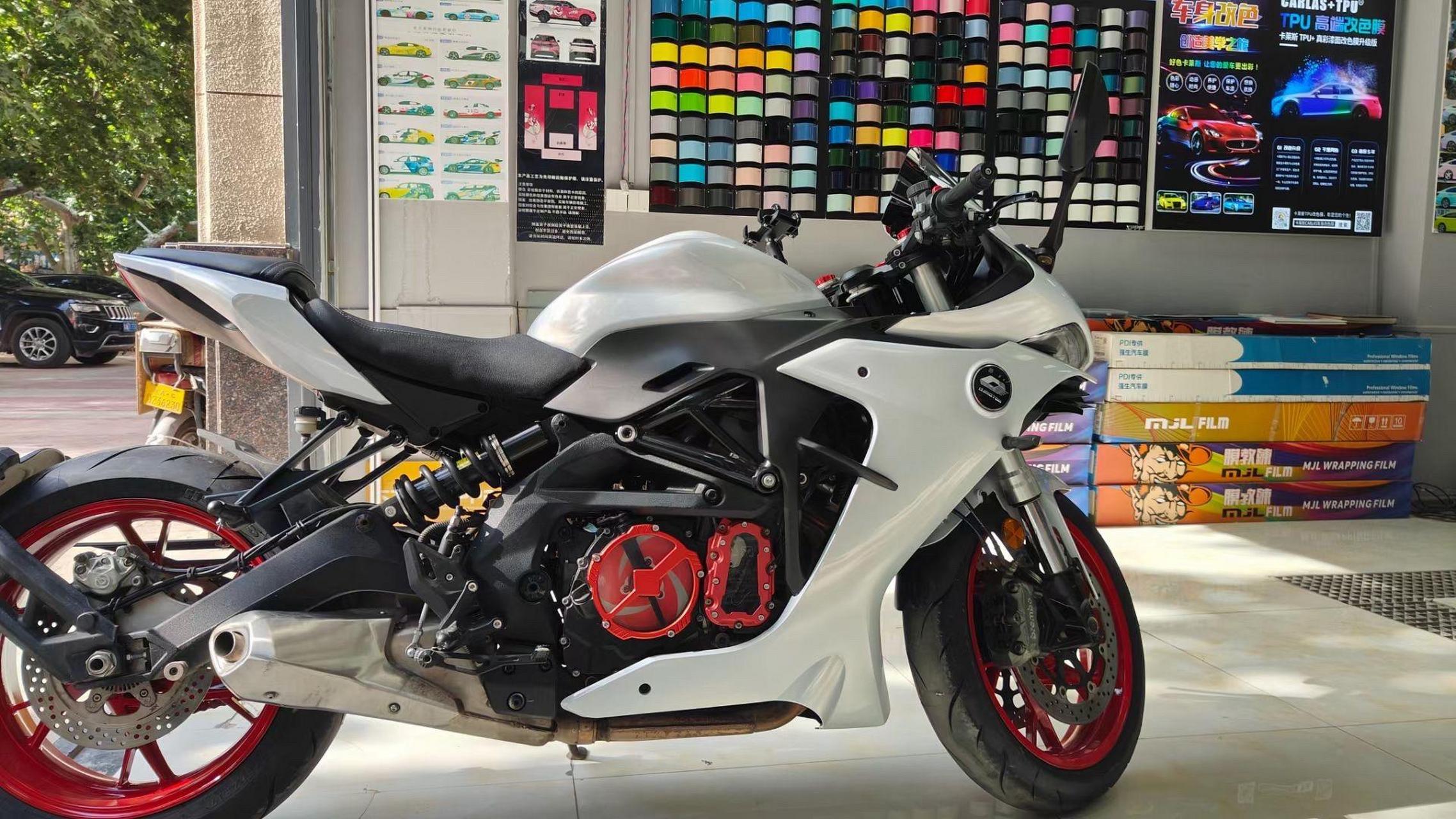 赛600摩托车改色贴膜七彩镭射白.