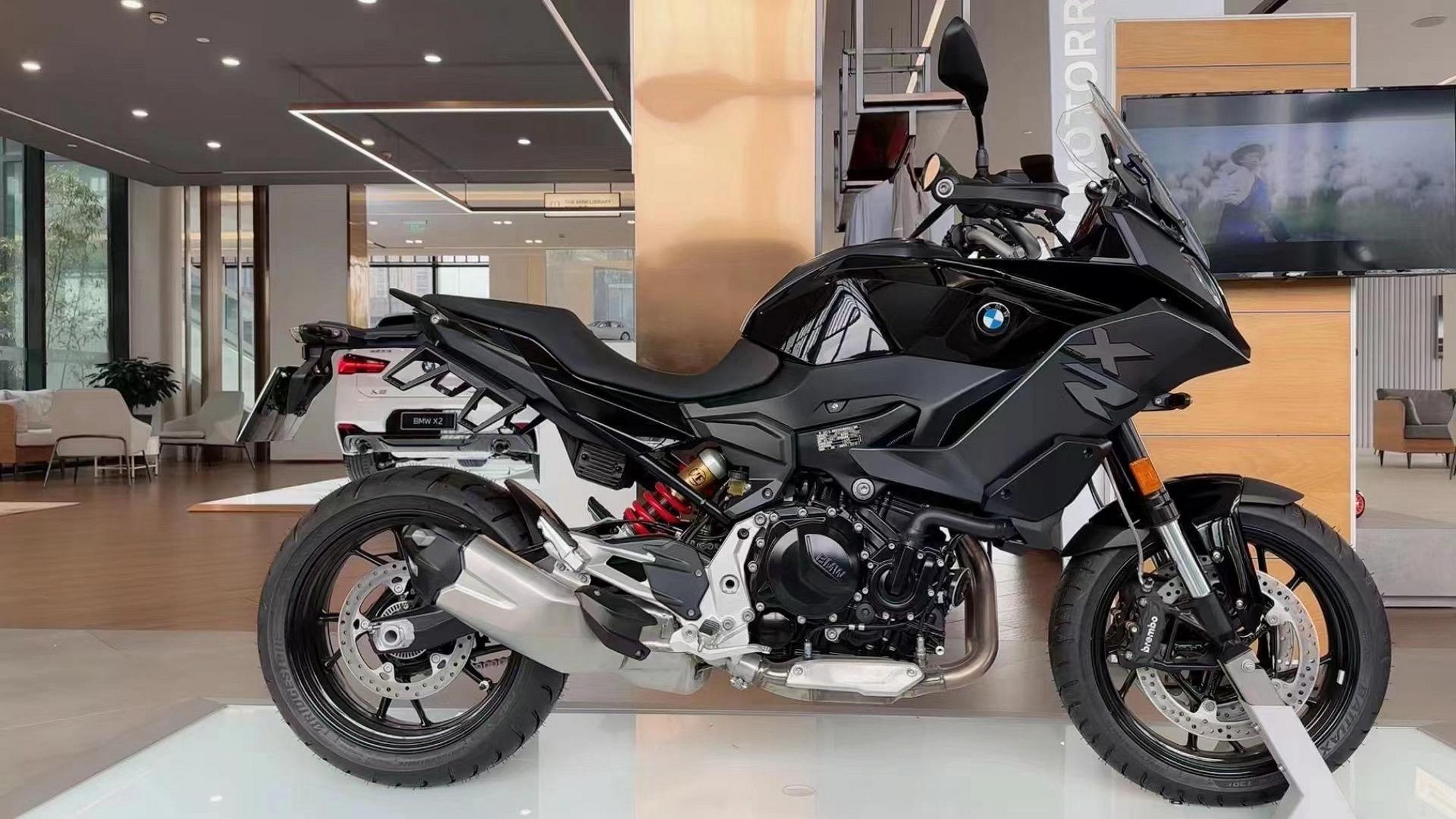 全新宝马摩托车f900xr车型介绍: 配备了排量为895cc的直列两缸发动机