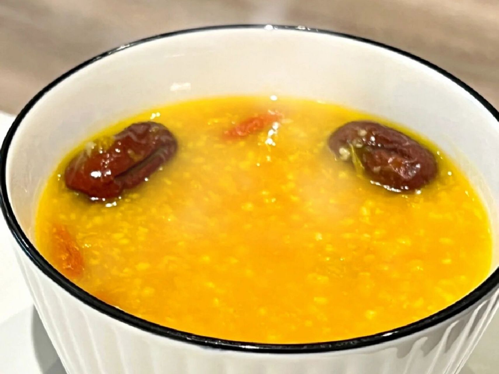 南瓜红枣养生粥,暖暖很贴心 [微笑][微笑]食材95 小米30个,红枣6颗