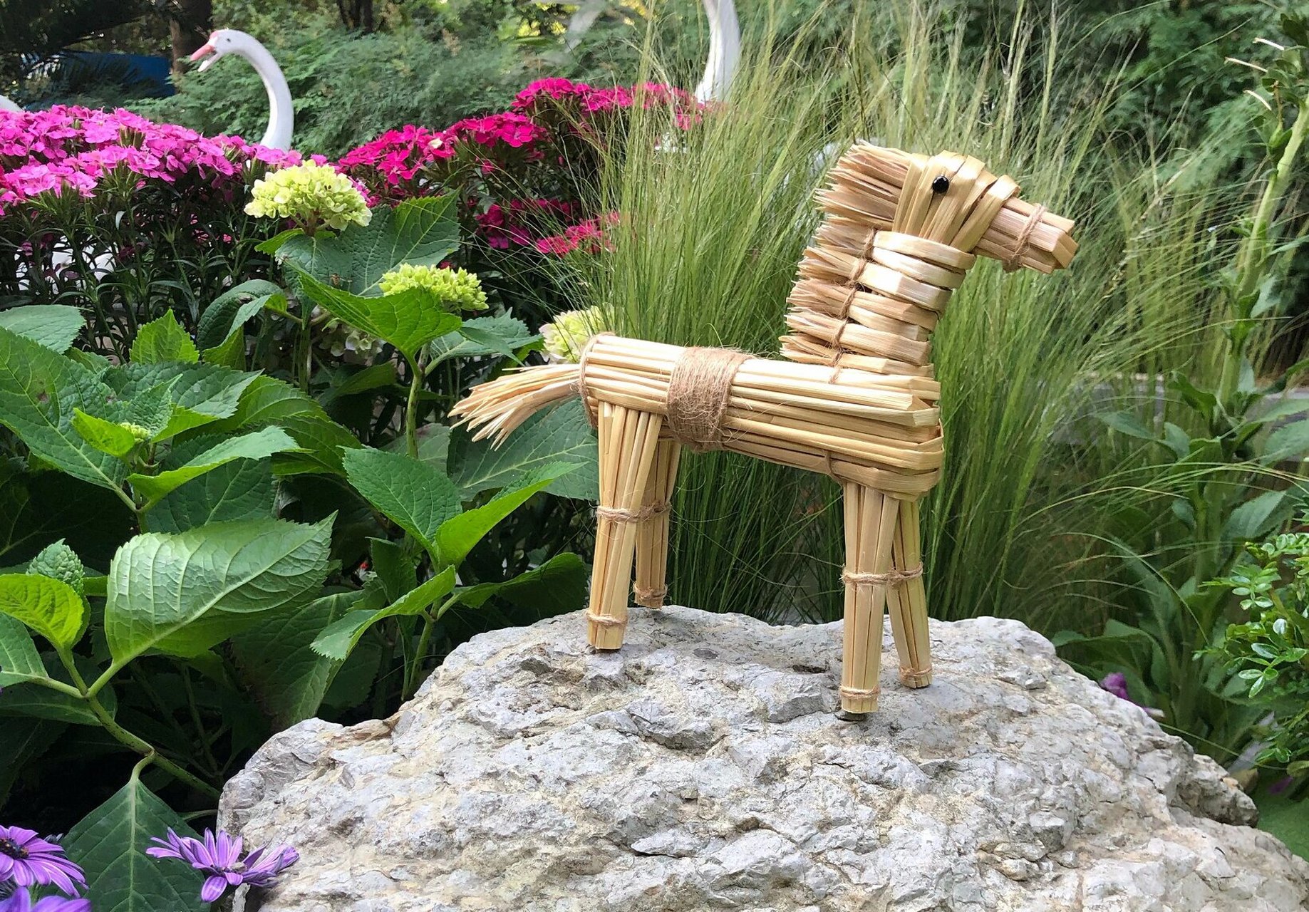 别人不要的小麦秆,我用来做了两匹马 几根小麦秆 一段麻绳 两小时的