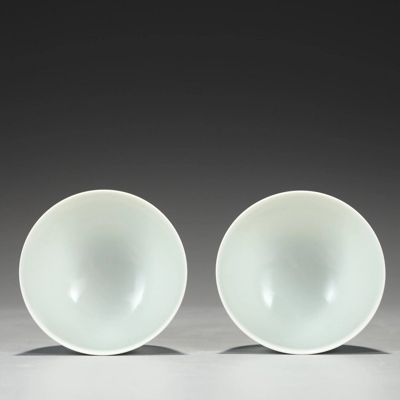 成化甜白釉高足杯一对 #瓷器收藏# #陶瓷艺术# 尺寸:高9公分 口径7.