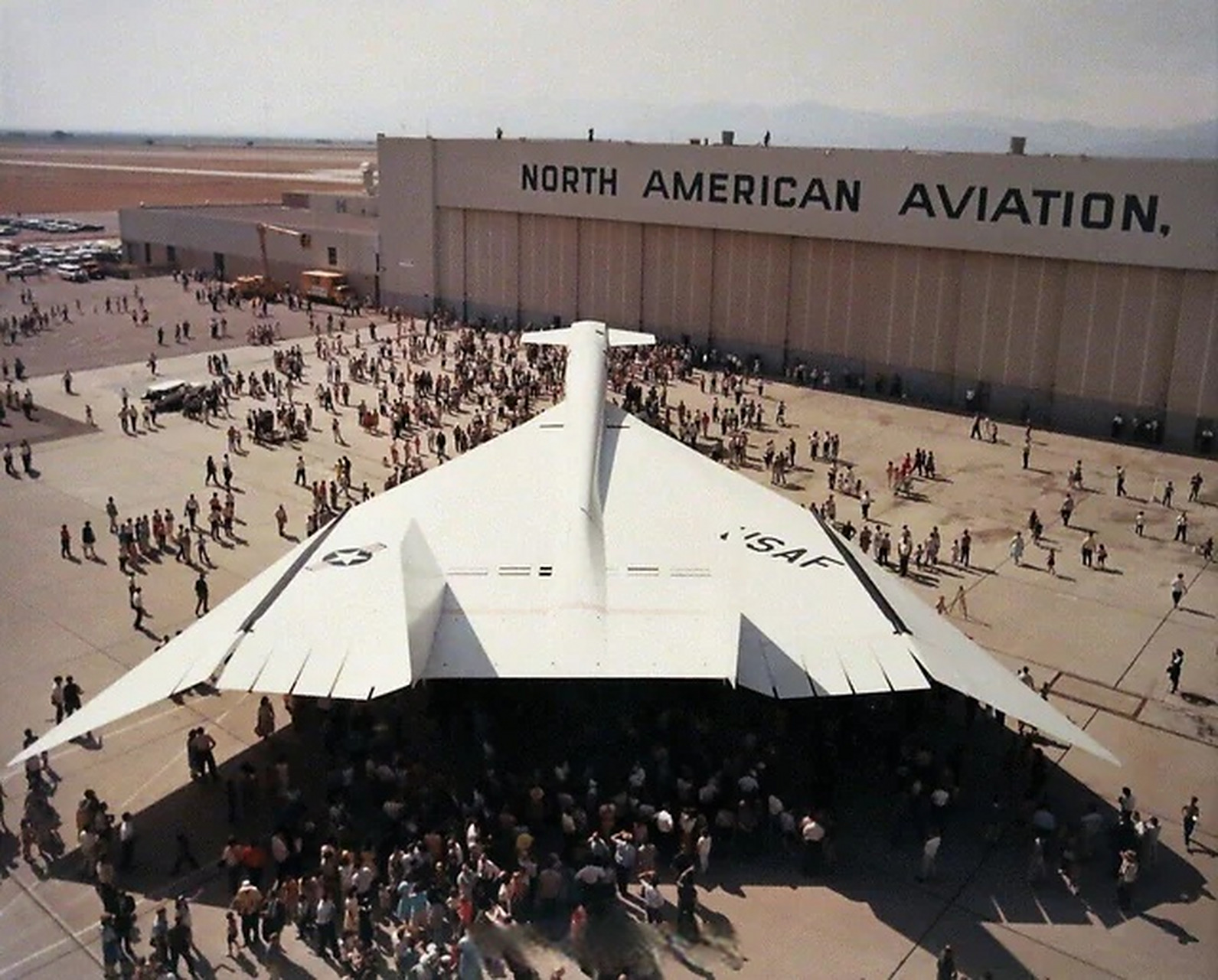 趣聊军事圈# 直观的感受xb-70女武神轰炸机的巨大