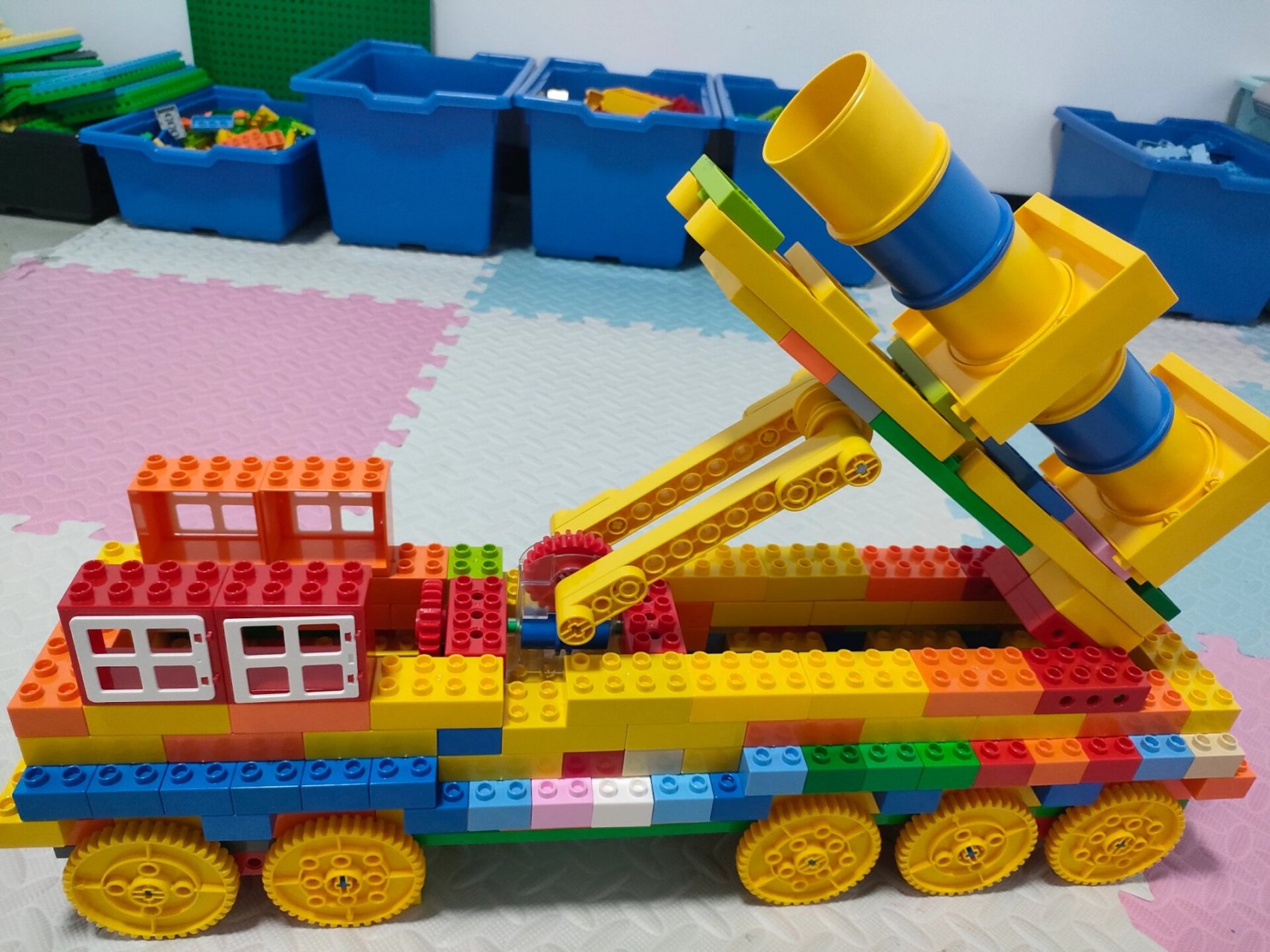 2.学习蜗轮蜗杆机构. 3.搭建一辆导弹发射车.#乐高