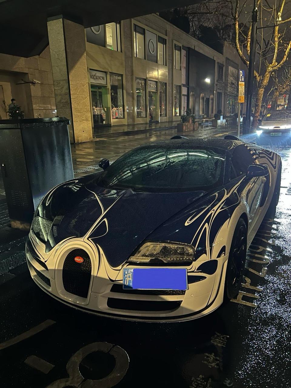 新天地偶遇深夜布加迪威龙,这颜色太好看了