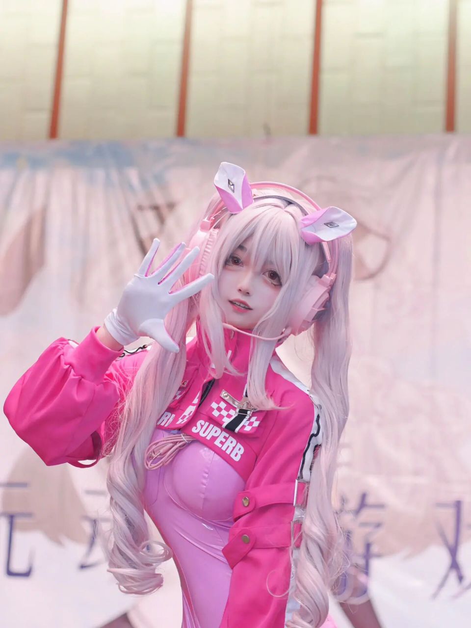 nikke:胜利女神 爱丽丝cos|谁能拒绝粉色胶衣小兔子呢! 模特:阿妖