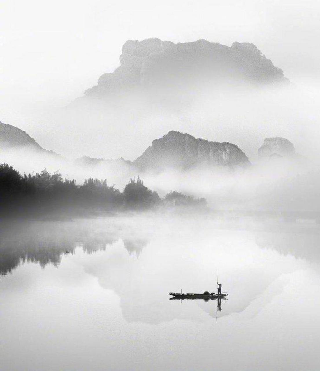 《周庄河》 唐代·王维 清风拂绿柳,白水映红桃.