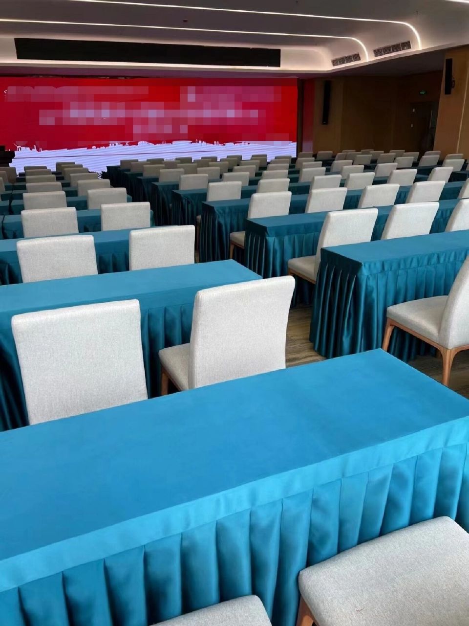 会议桌布效果分享    绿色是政府党政机关最常用的,代表了生命力和