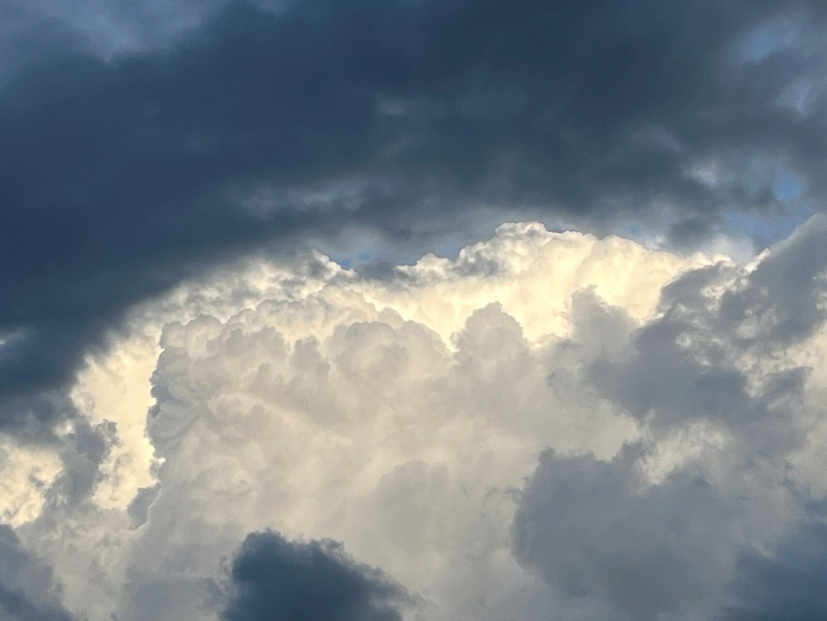 差一本和好二本 选哪个更好 超一本线十分 快填志愿了 还是在考虑填个