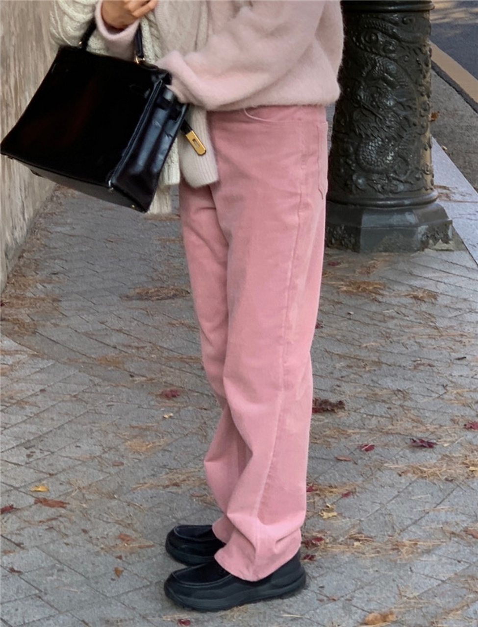 喜欢mone的这条粉色灯芯绒裤,不算饱和的脏粉色温温柔柔看着就很史