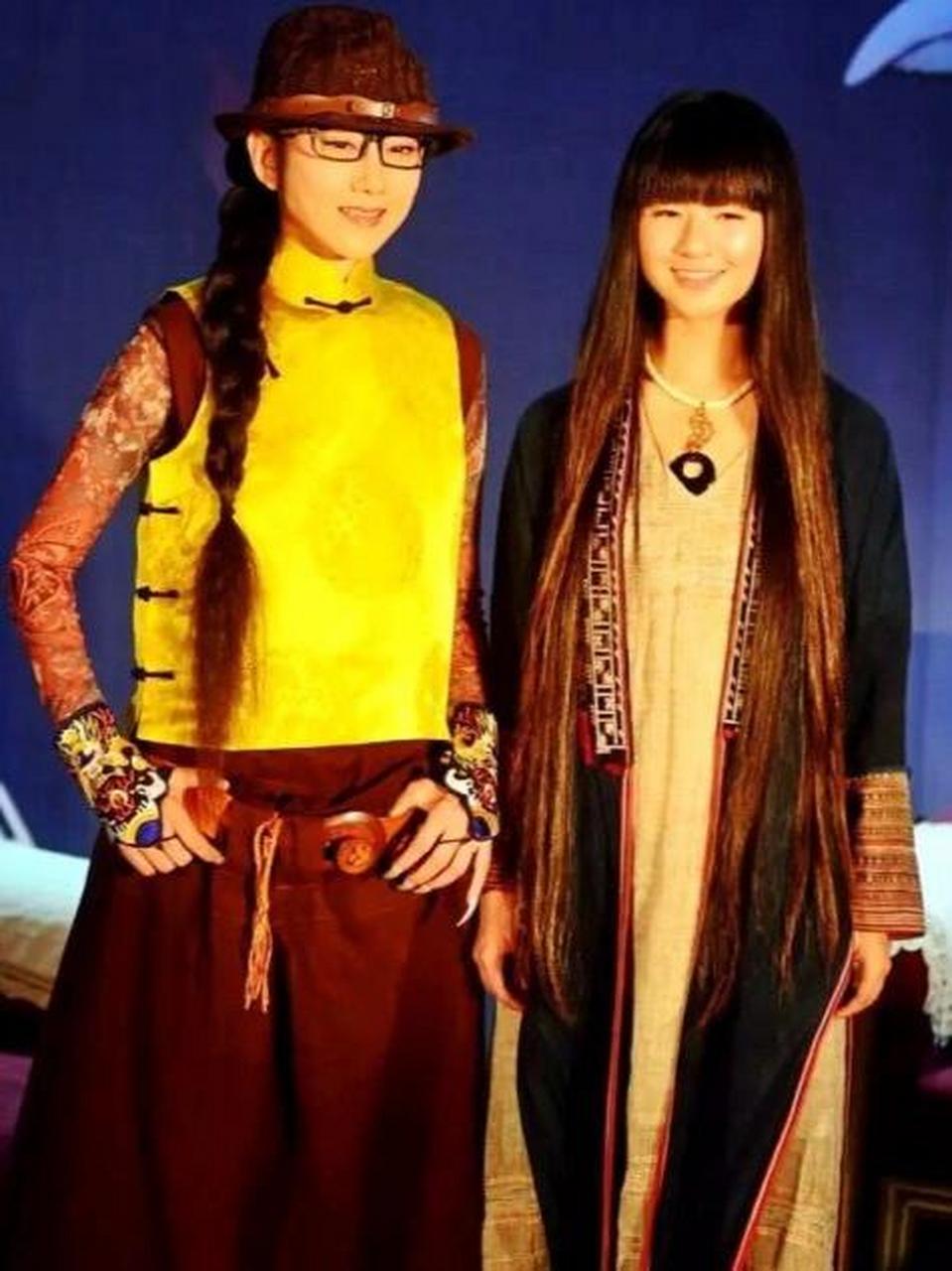 在春晚上连转4h,整整8000圈 2014年,杨丽萍的外甥女小彩旗登上春晚