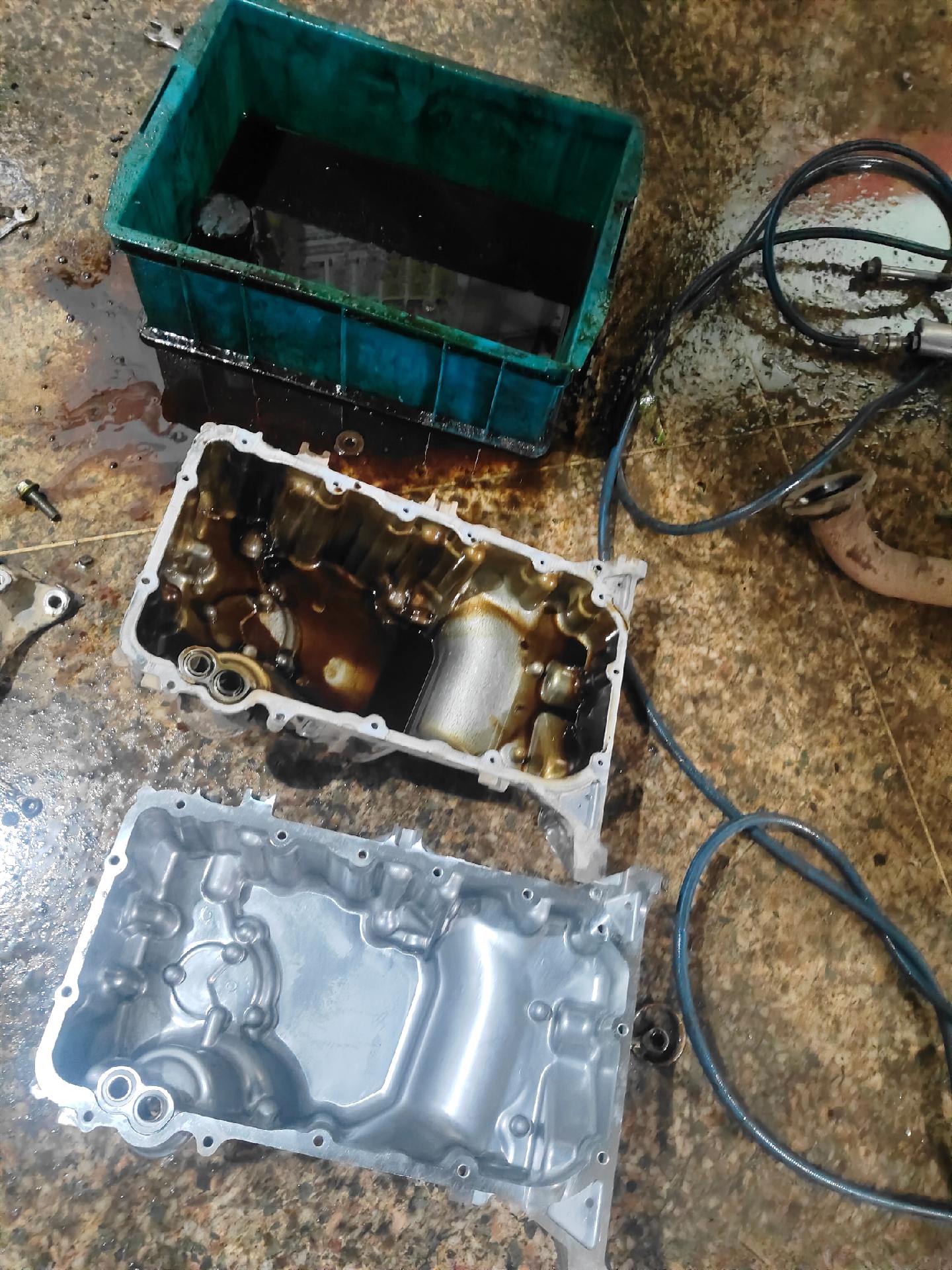 crv油底壳撞破换油底壳,拆的东西有点多呀,一直我家保养的,还不错,还