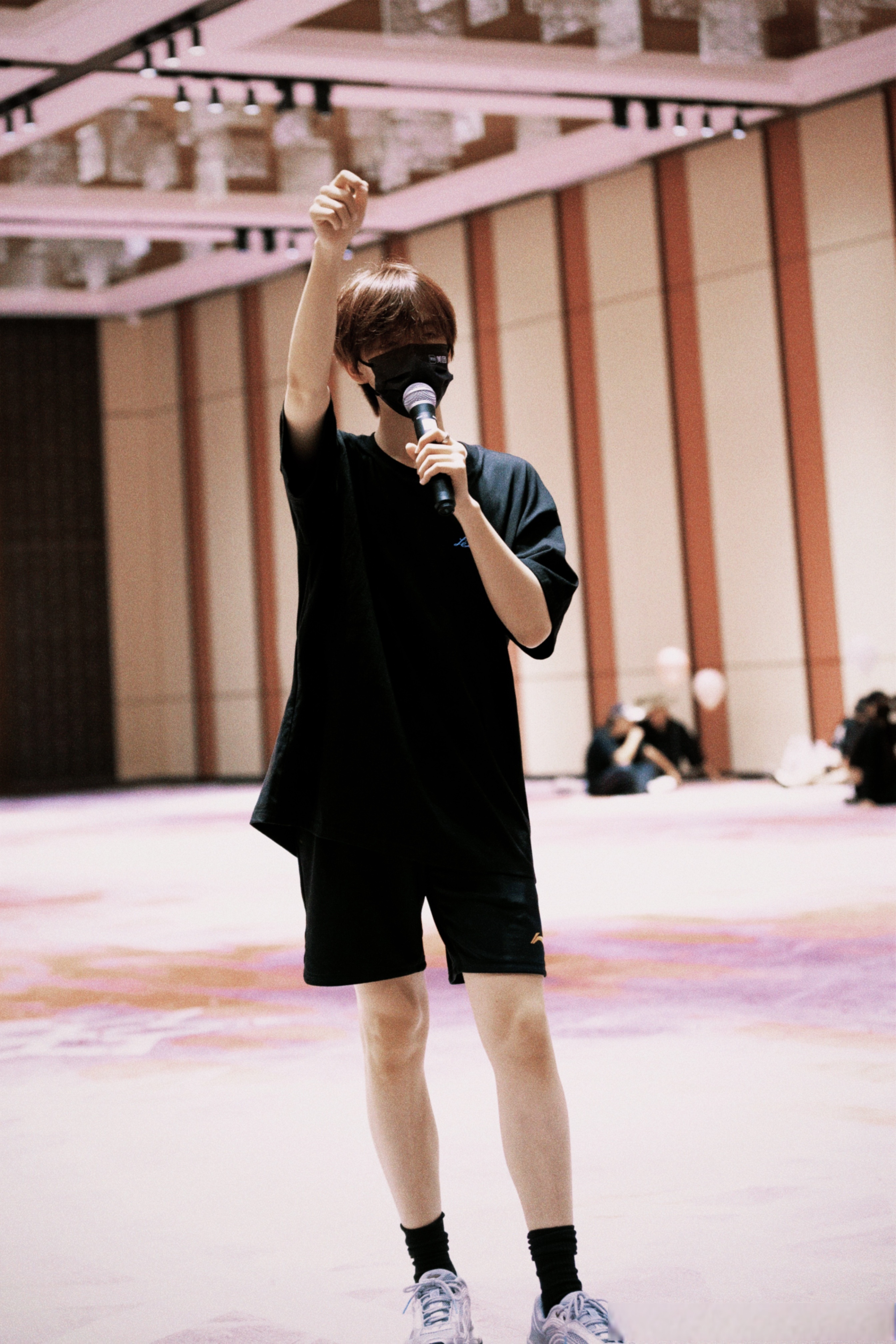 百十个舞动的残影,如百十块被强震不断击起的石头,狂舞在你的面前