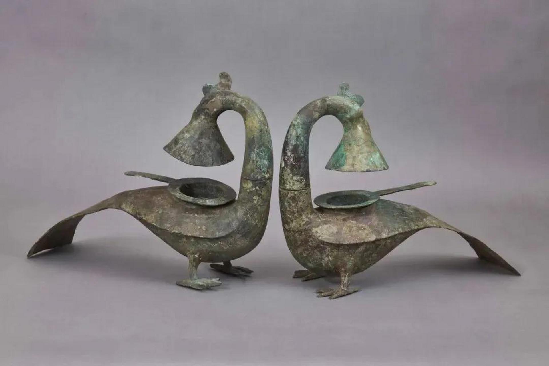 羽纹铜凤灯  西汉  纵42厘米,横15厘米,高33厘米  1971年出土于广西