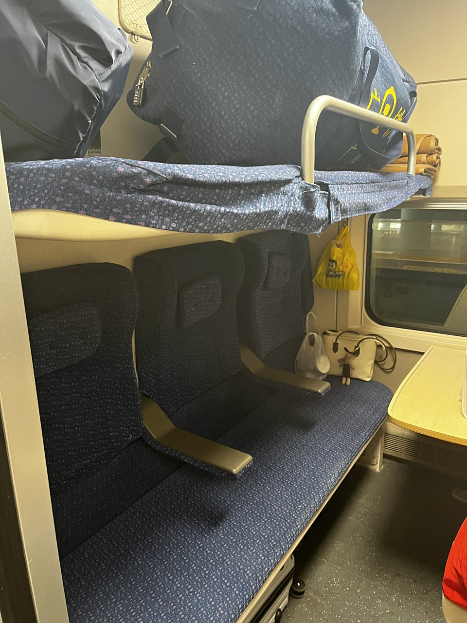 我好土 第一次坐卧代二等座 虽然很宽,但是不可以仰着躺,不好睡觉呢