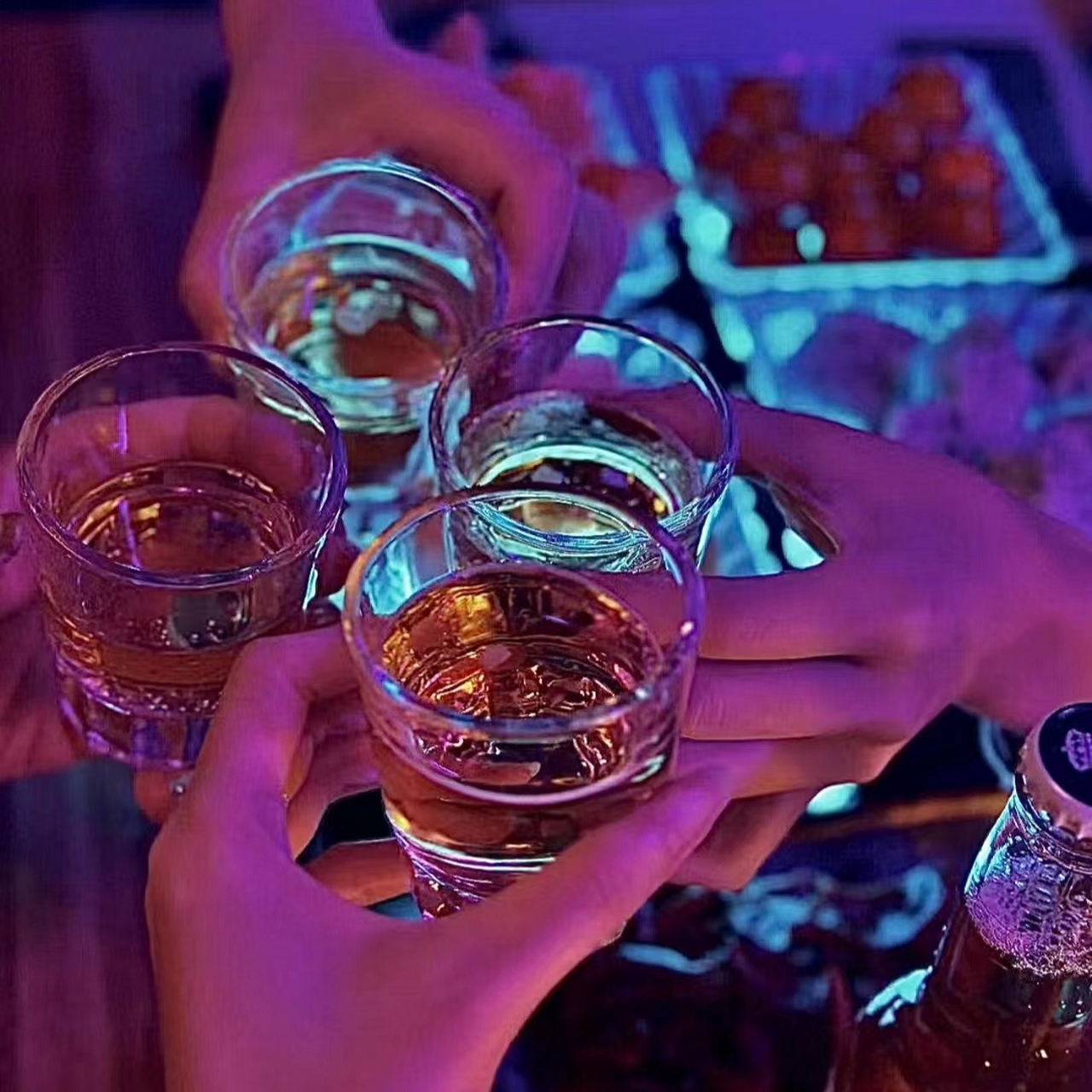 喝酒的图片真实照片 97夜色微醺,举杯邀明月,这杯酒,是故事与诗意的